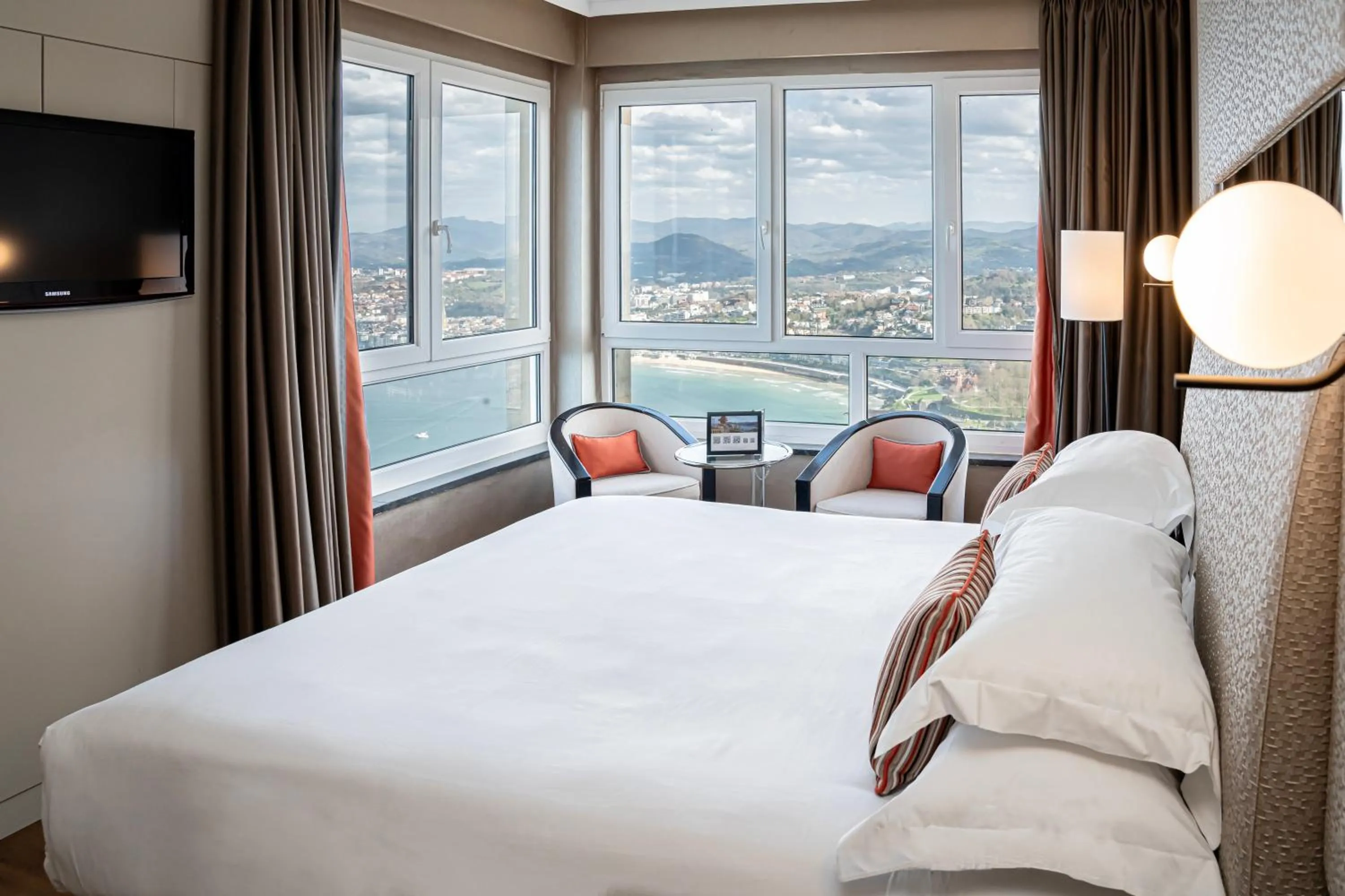 View (from property/room), Bed in Mercure Monte Igueldo