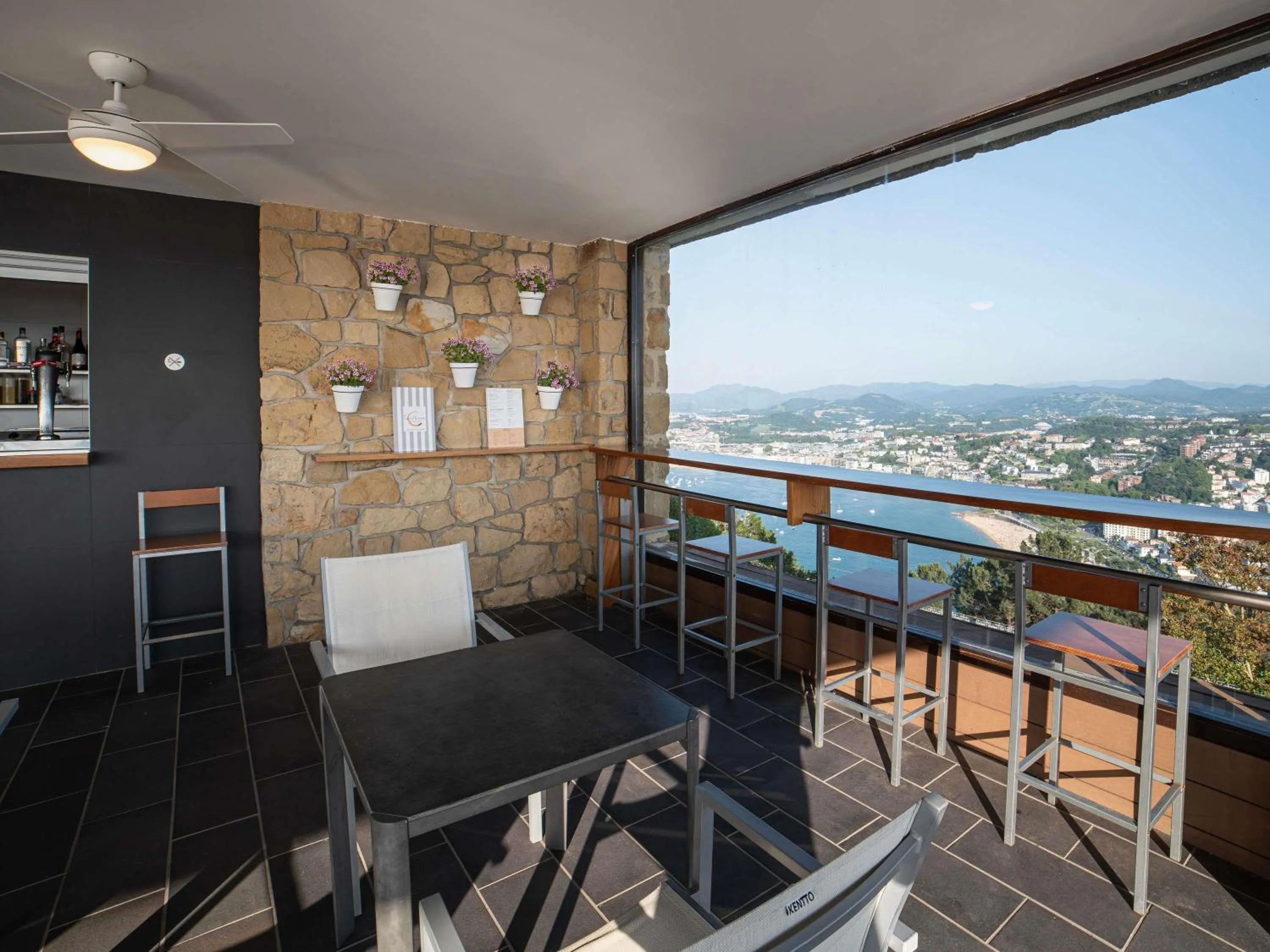 Restaurant/places to eat in Mercure Monte Igueldo