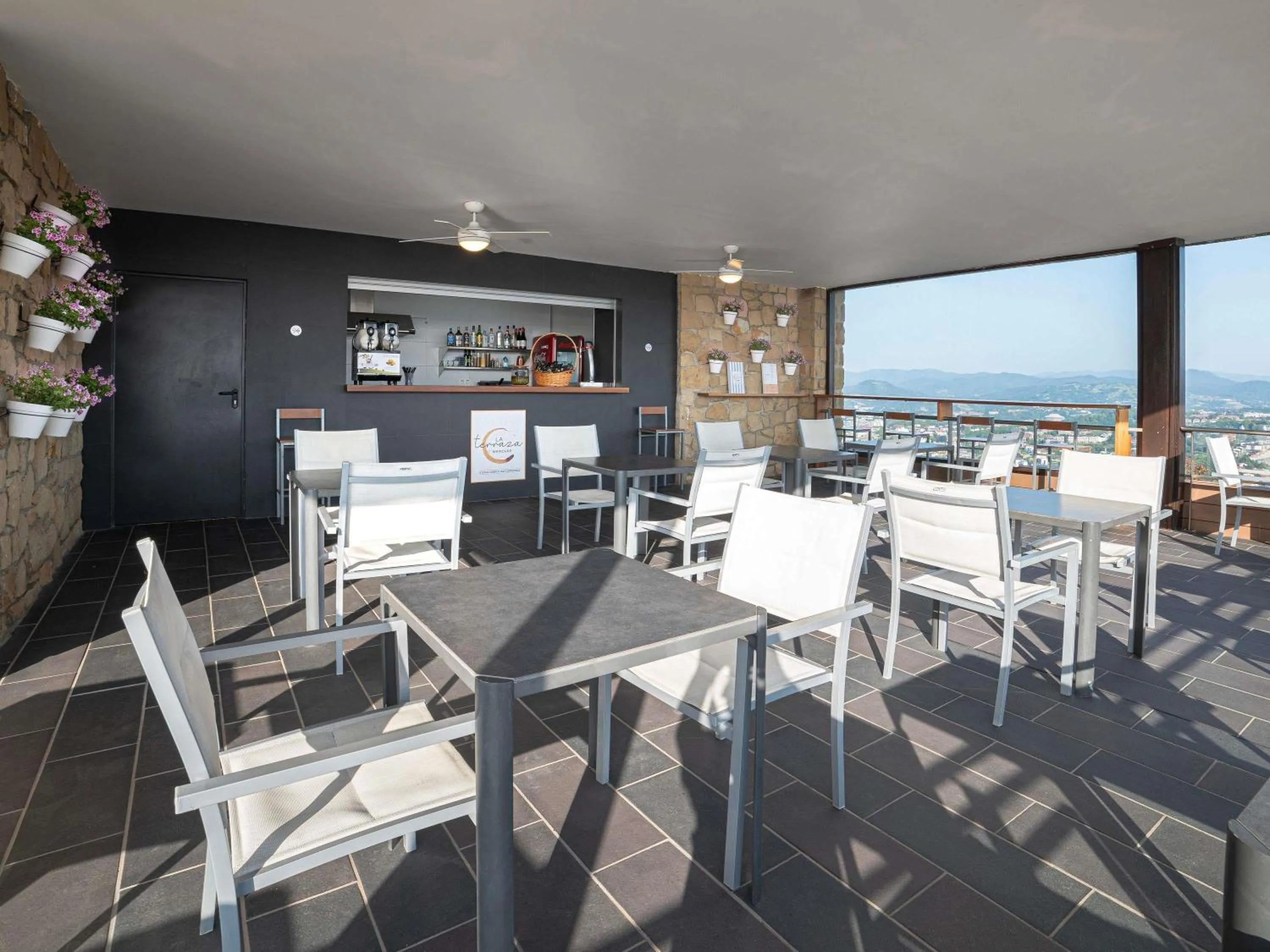 Restaurant/places to eat in Mercure Monte Igueldo