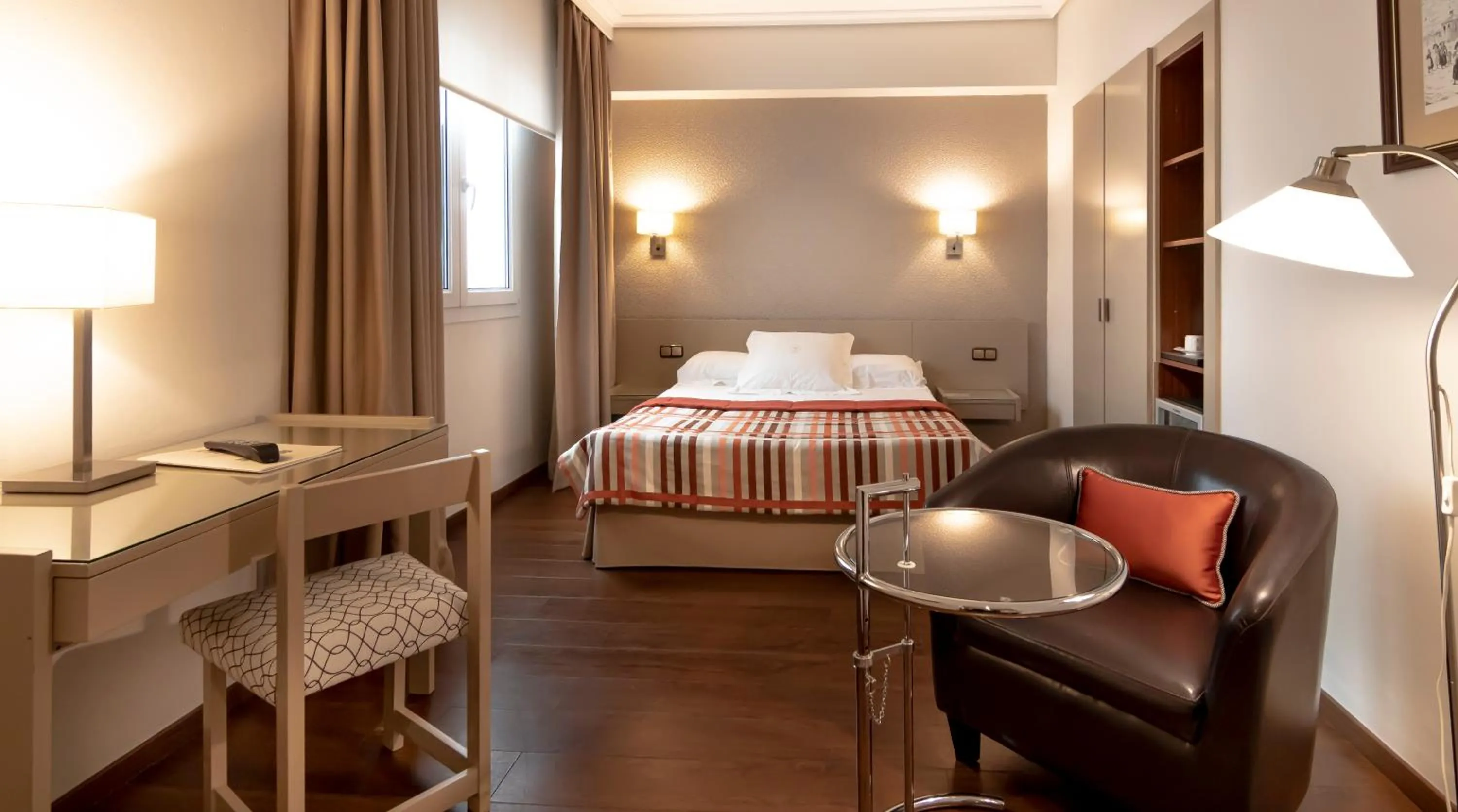 Photo of the whole room, Bed in Mercure Monte Igueldo