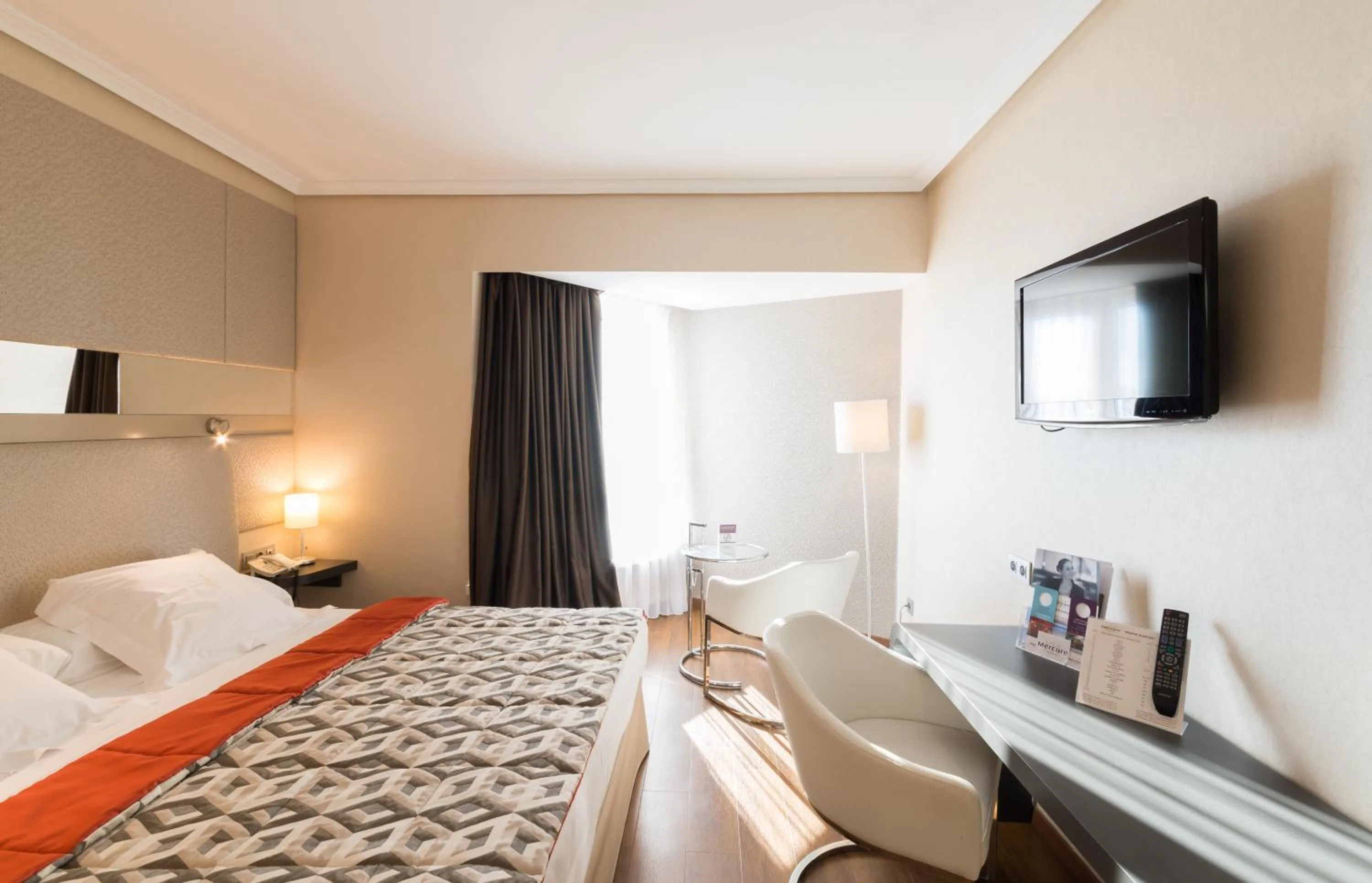 Photo of the whole room, Bed in Mercure Monte Igueldo