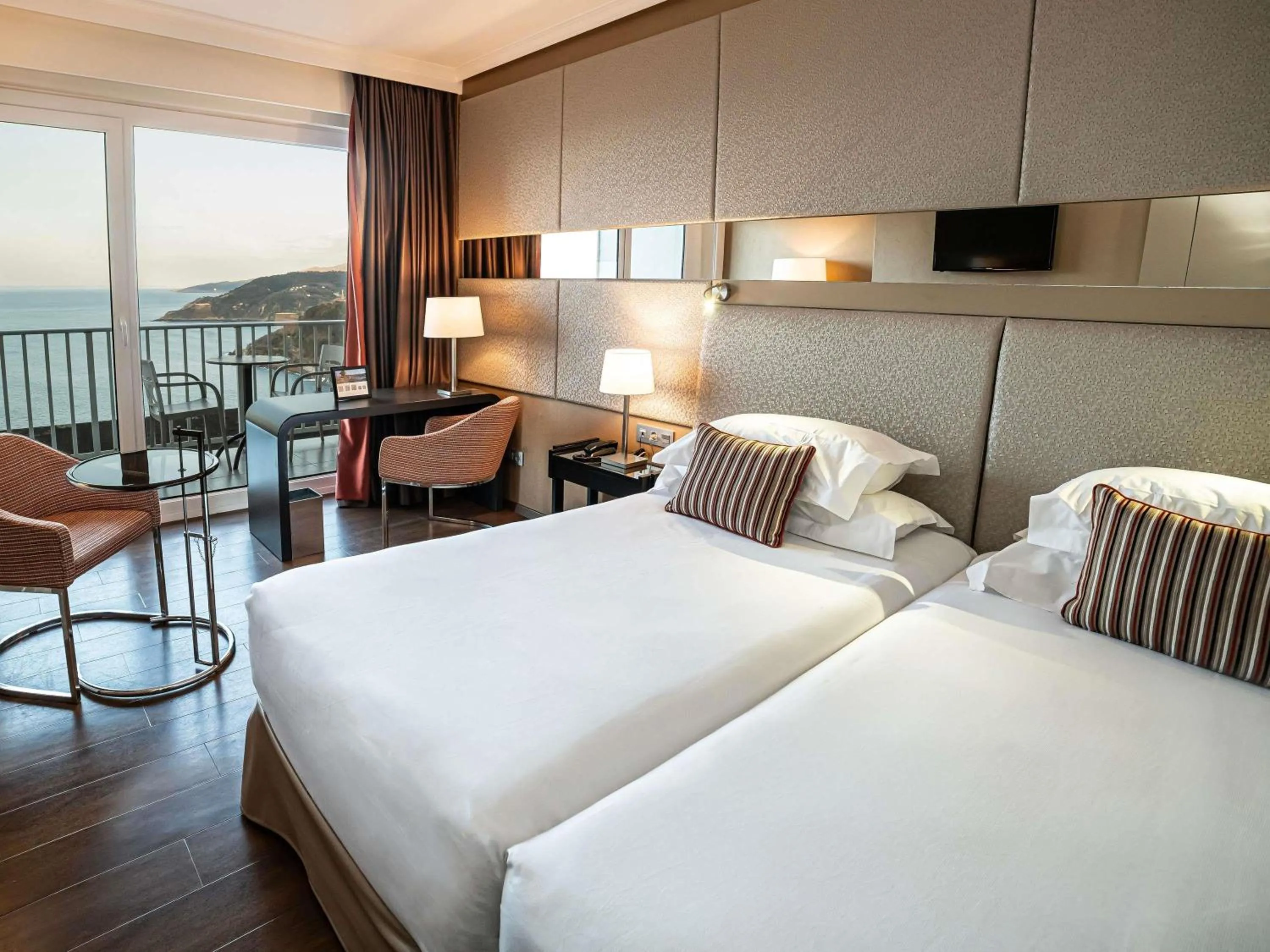 Bedroom, Bed in Mercure Monte Igueldo