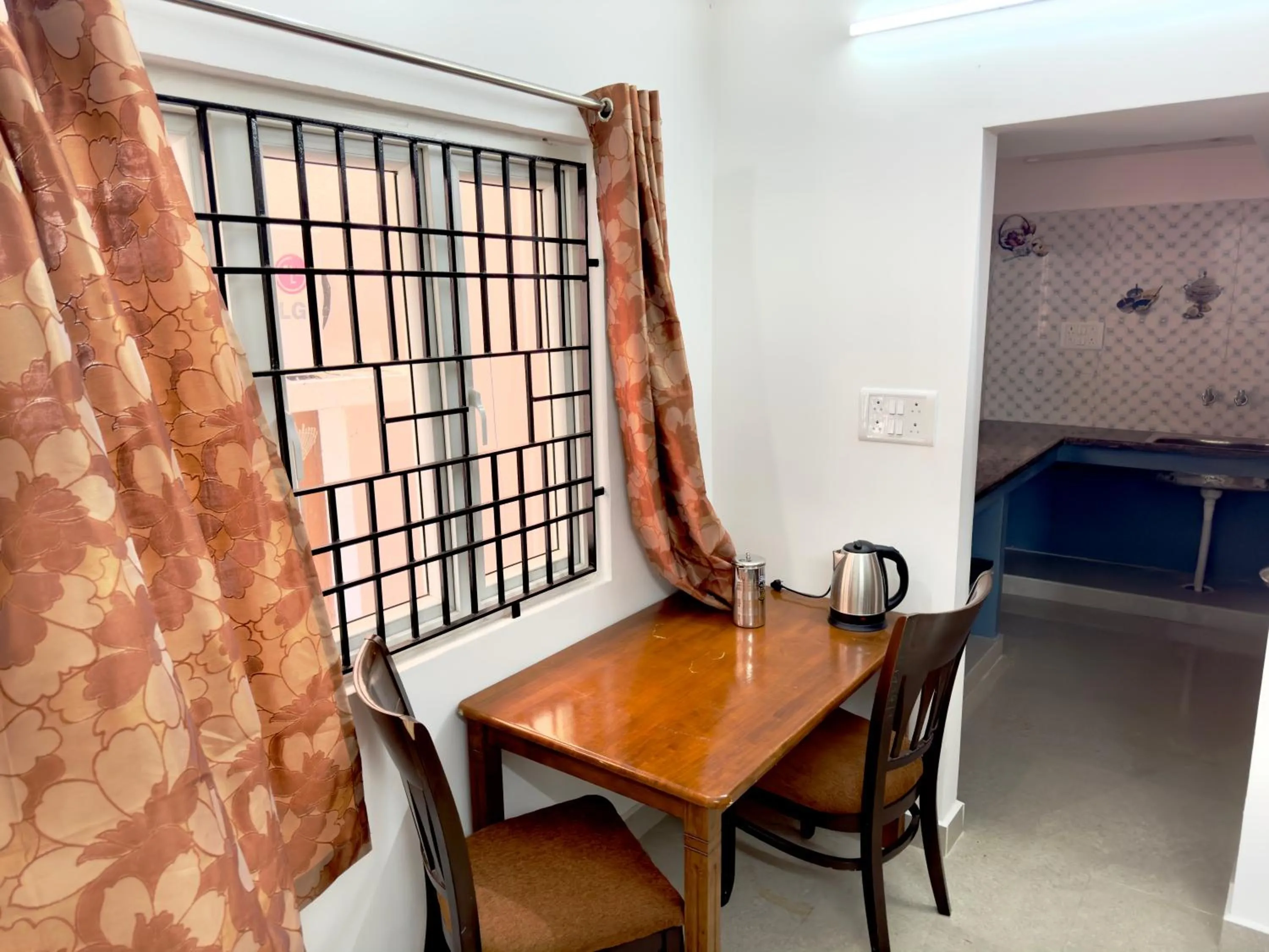 Dining area in Sishya Hotels & Service Apartment Thoraipakkam, Chennai OMR, IT Expressway
