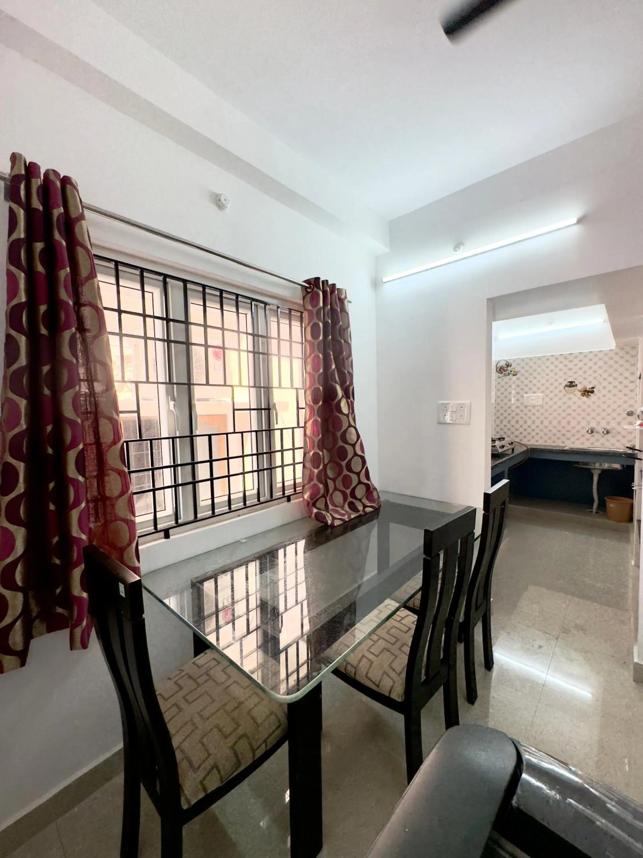 Dining area in Sishya Hotels & Service Apartment Thoraipakkam, Chennai OMR, IT Expressway