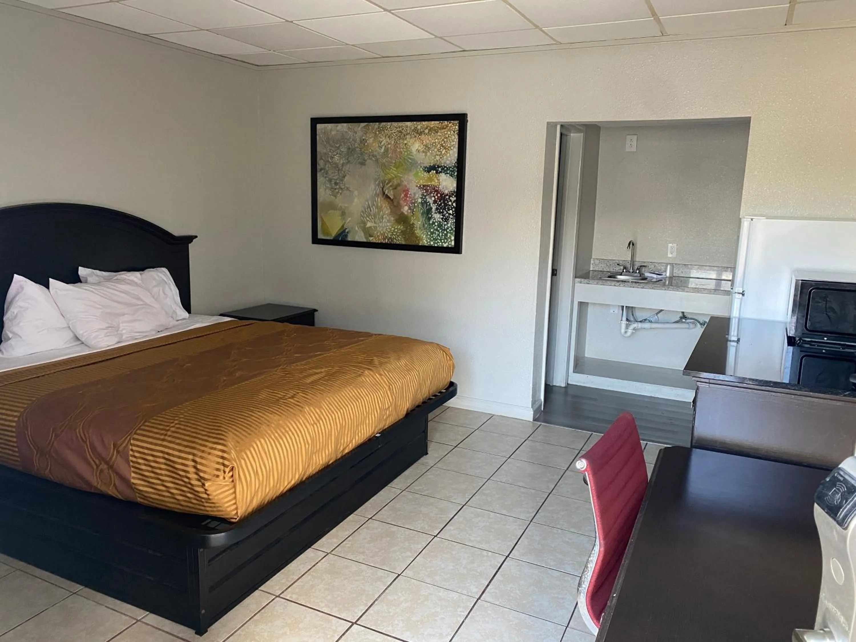 Kitchen or kitchenette, Bed in PASCAGOULA EXTENDED STAY