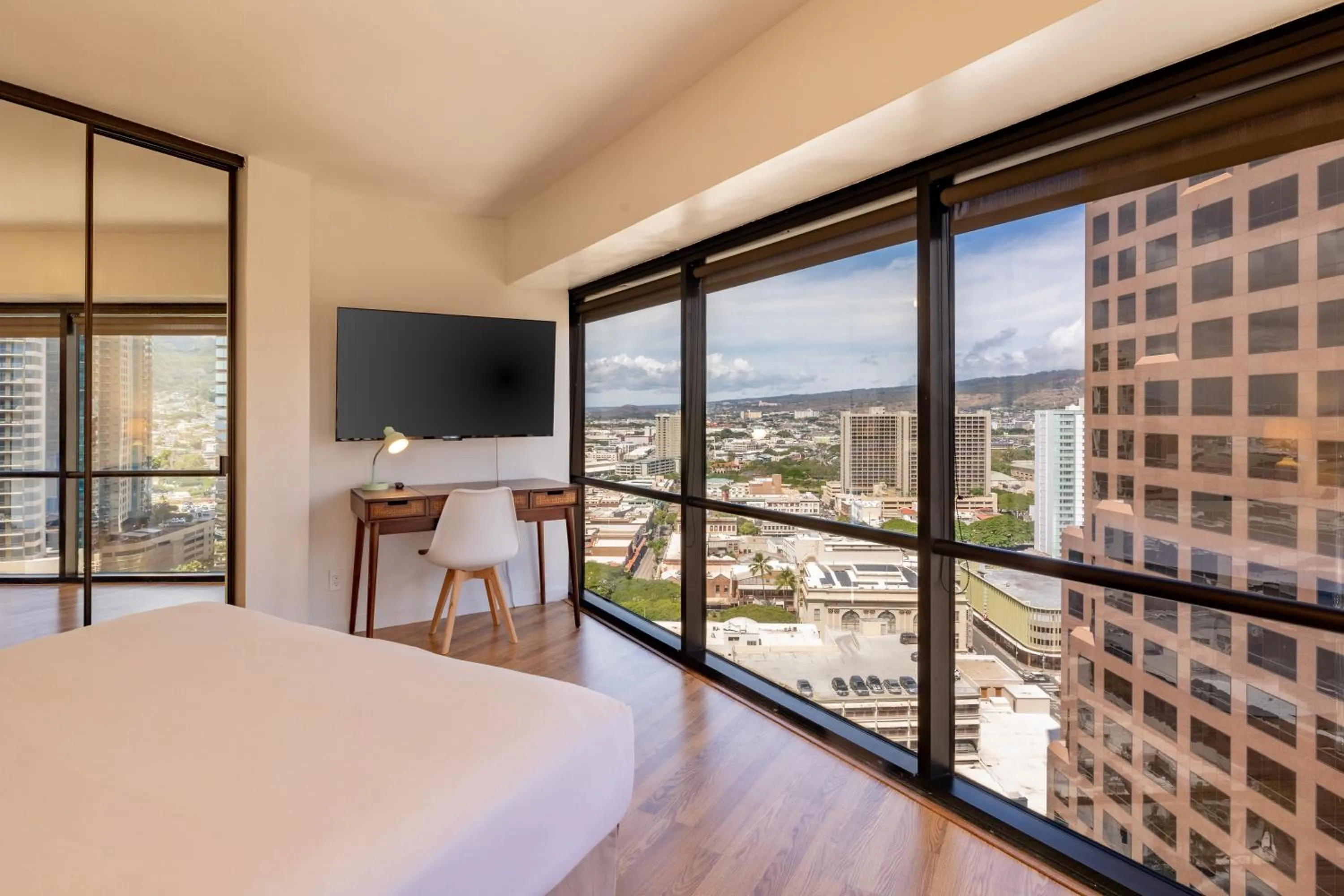 Mountain view, Bed in Bishop Suites at Executive Centre