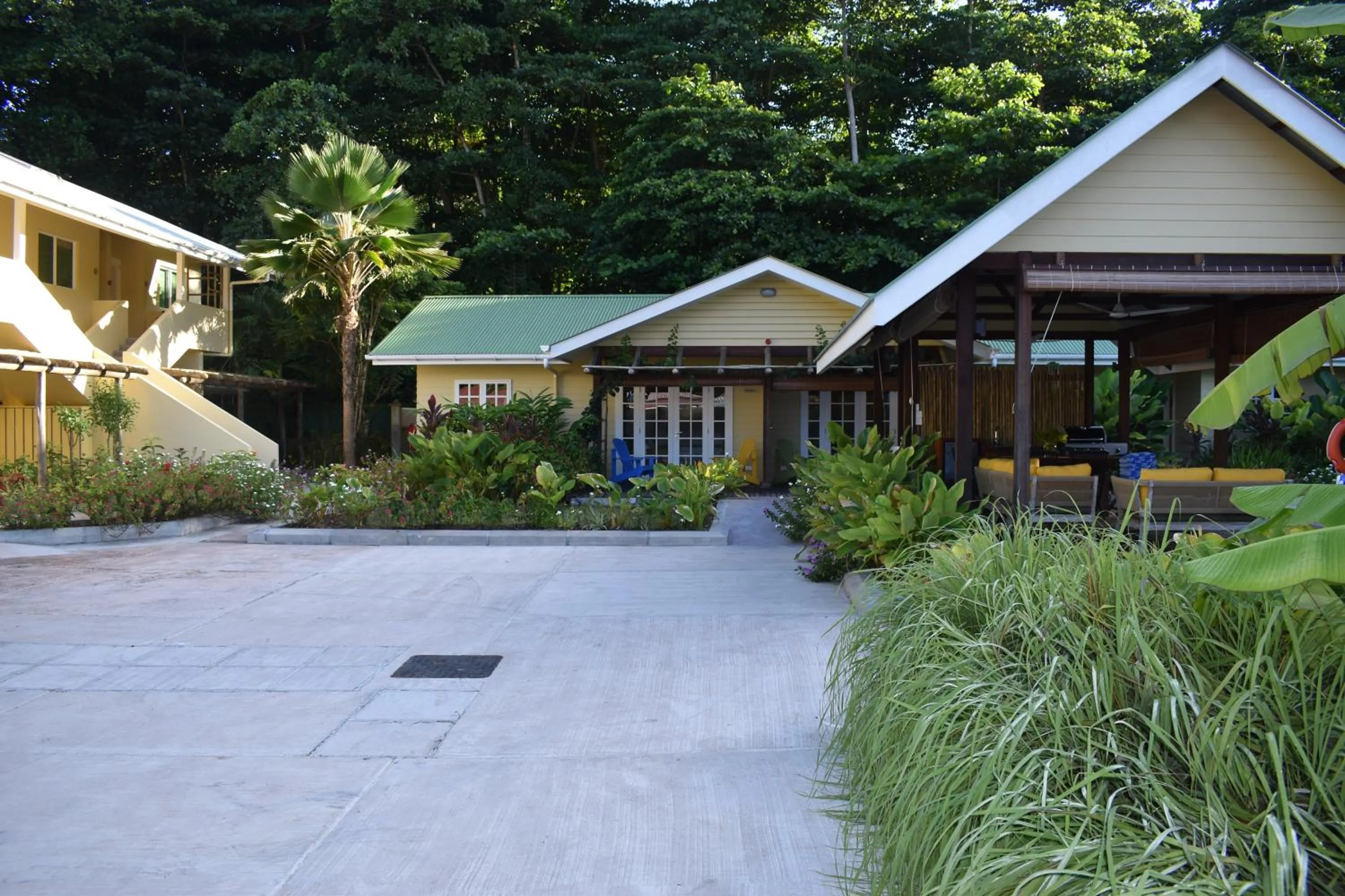 Facade/entrance in Residence Praslinoise