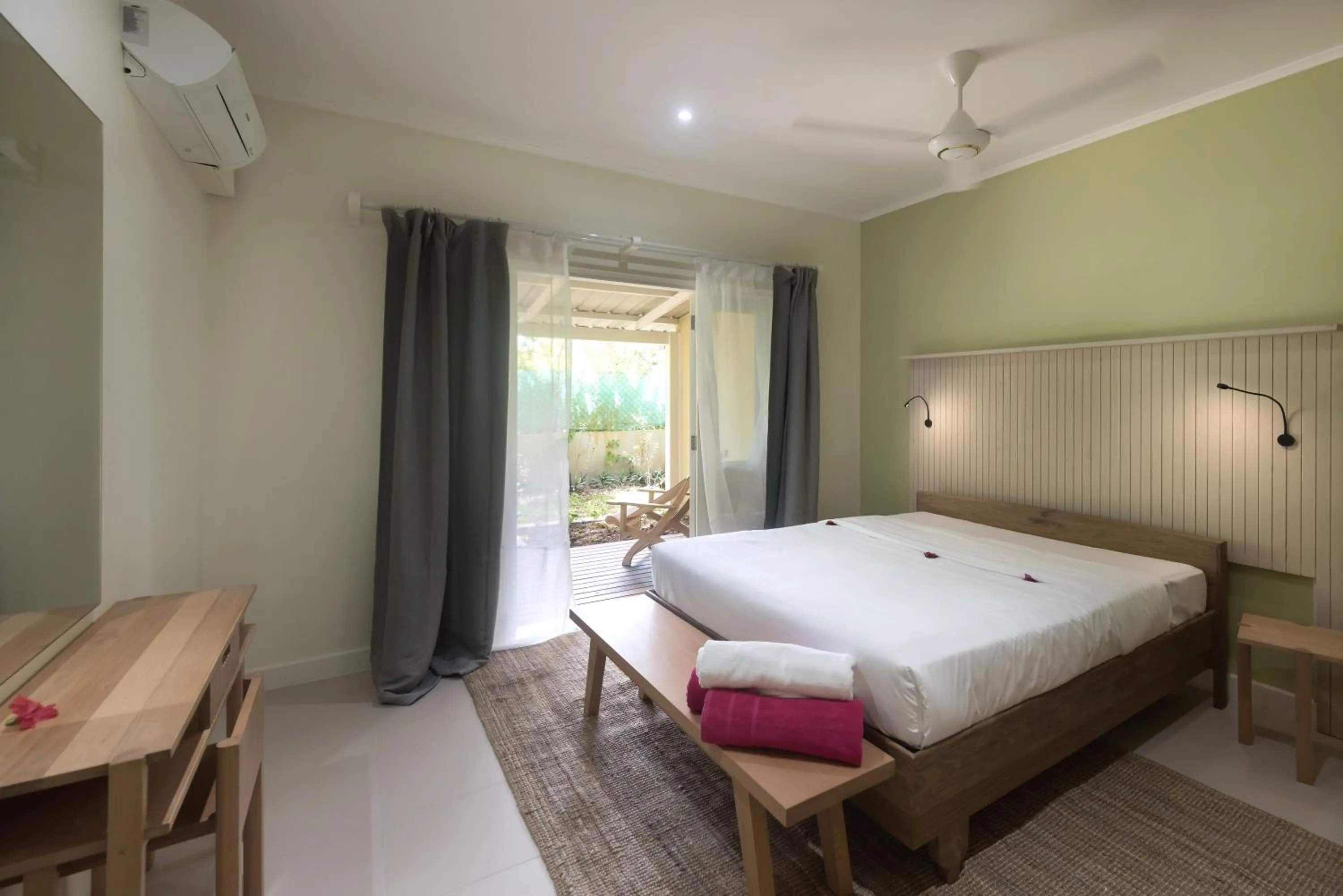 Bedroom, Bed in Residence Praslinoise