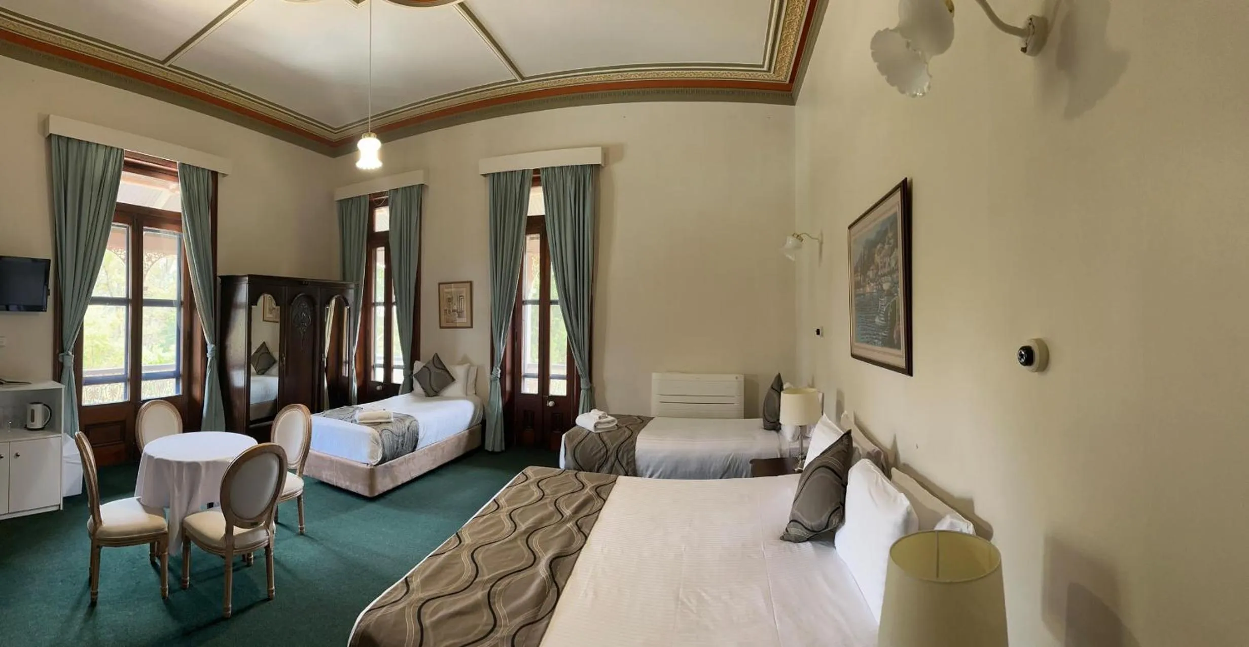 Photo of the whole room, Bed in Duntryleague