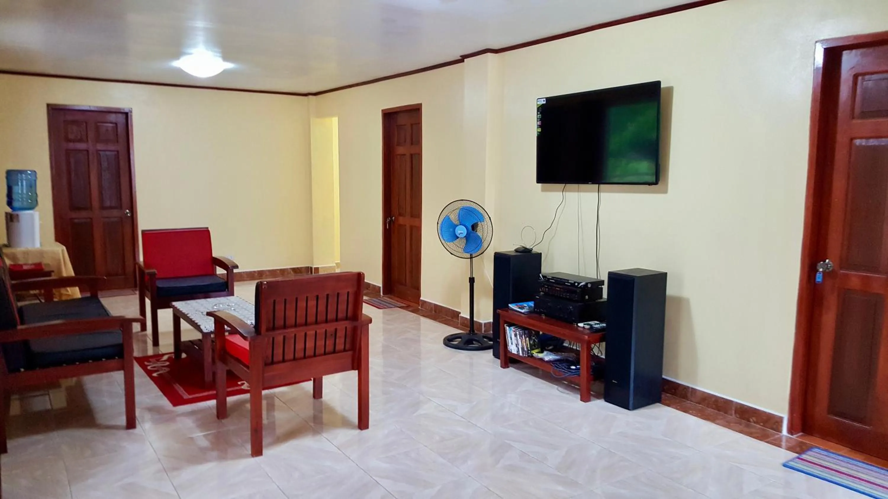 Communal lounge/ TV room in TGH Guest House Badian