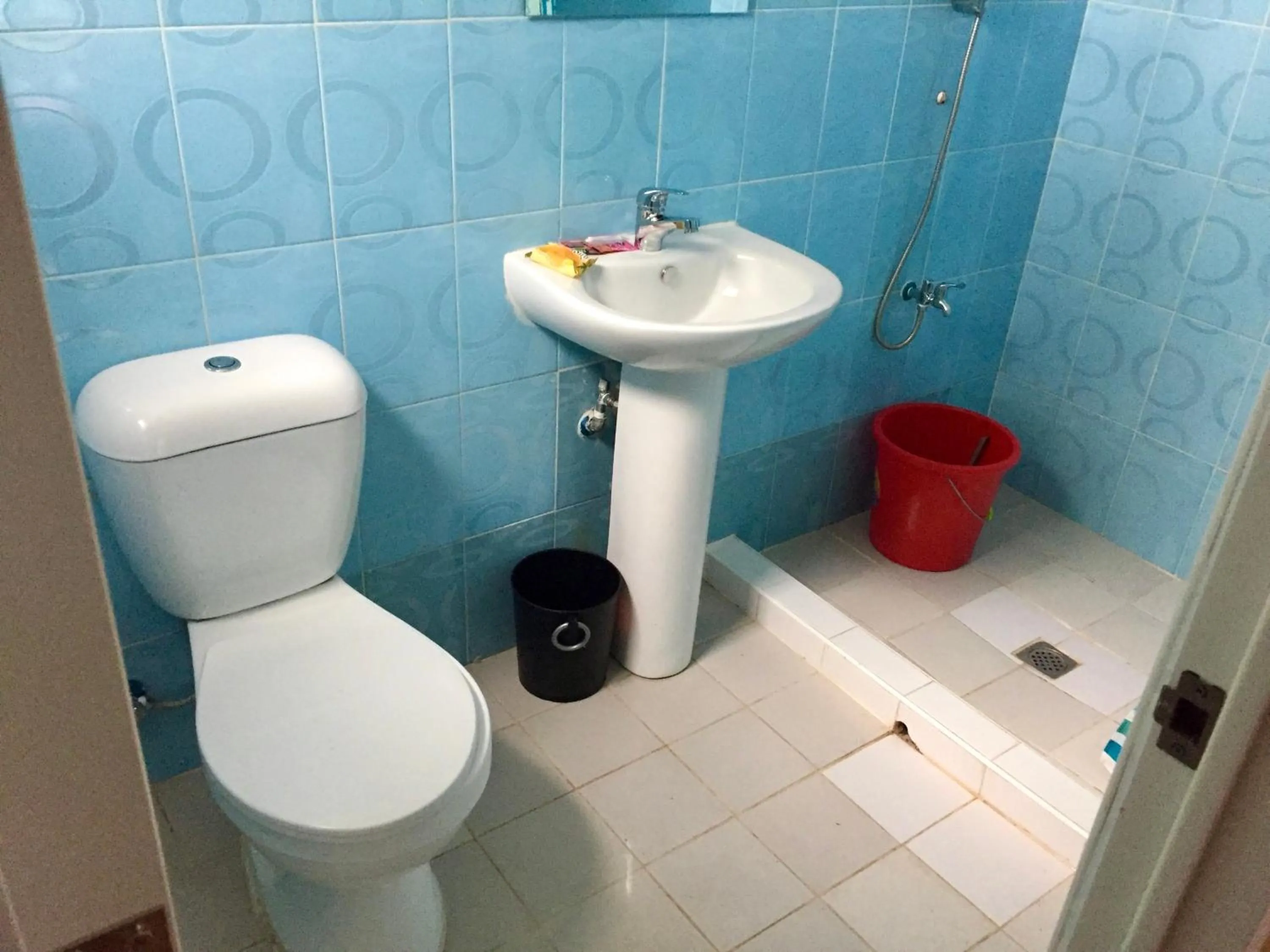 Shower in TGH Guest House Badian