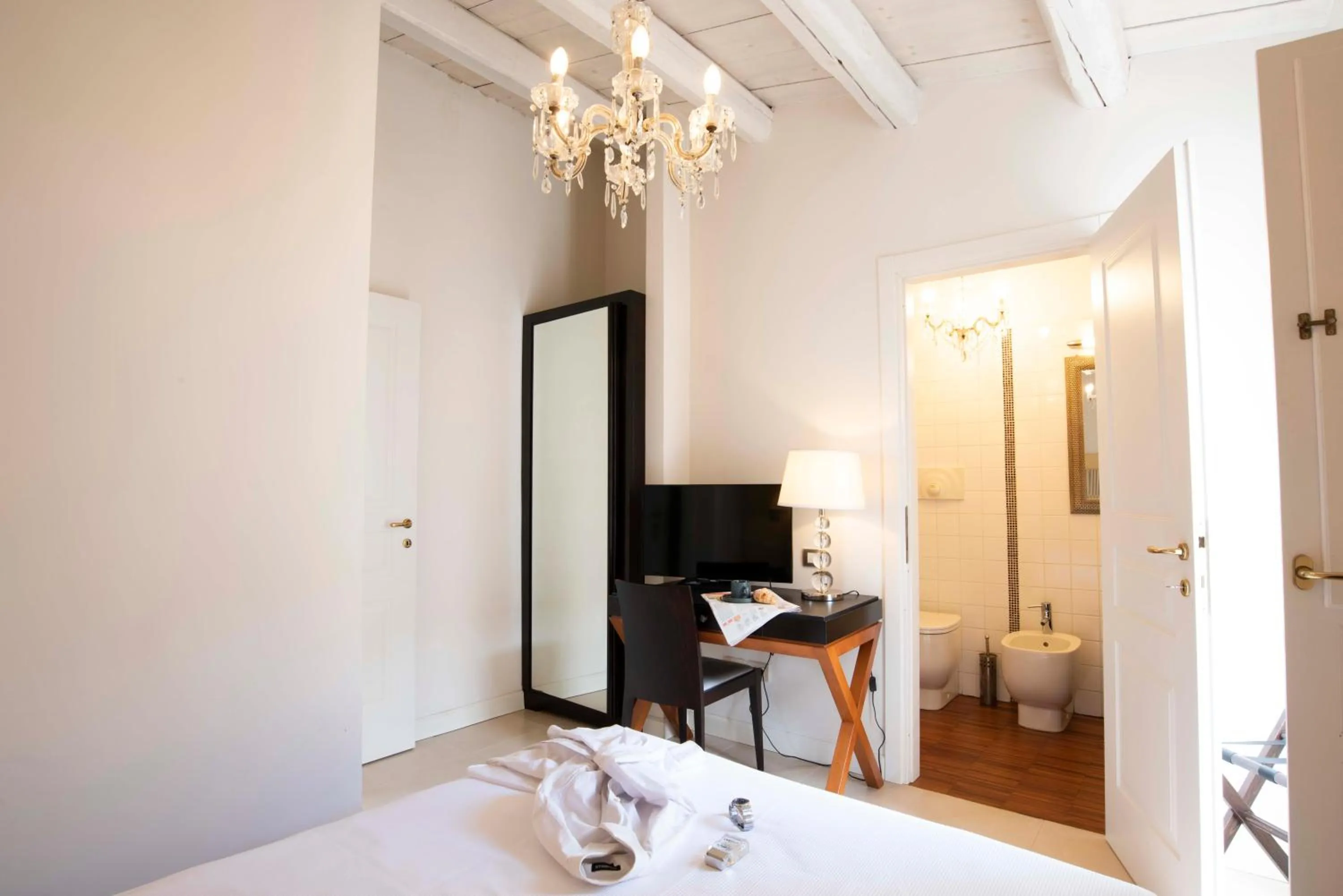 Bathroom, Bed in Hotel Palazzo Cavalieri