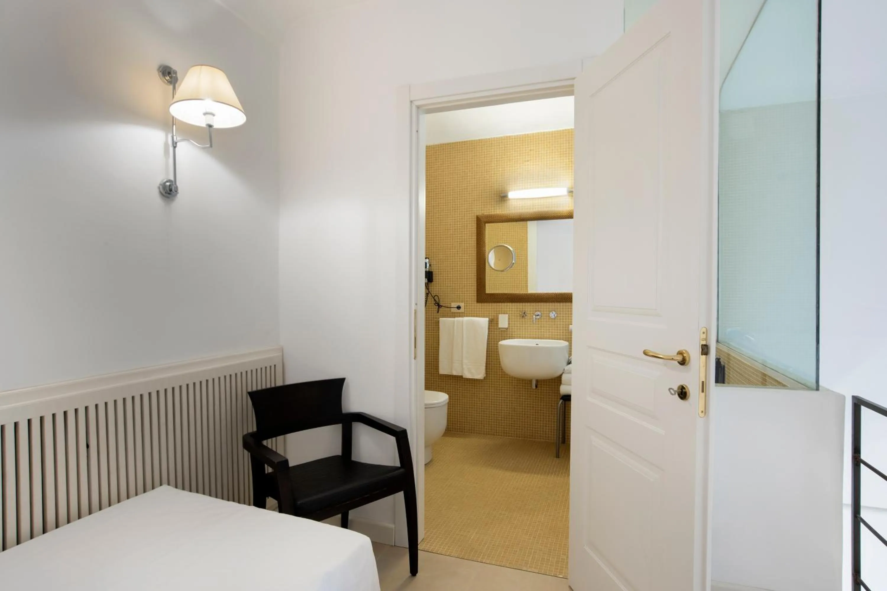 Bathroom, Bed in Hotel Palazzo Cavalieri