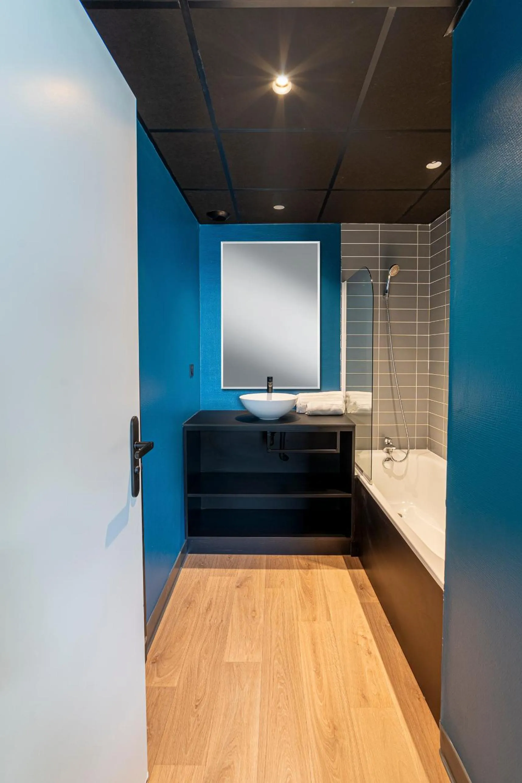 Bathroom, Bed in COWOOL TOULOUSE