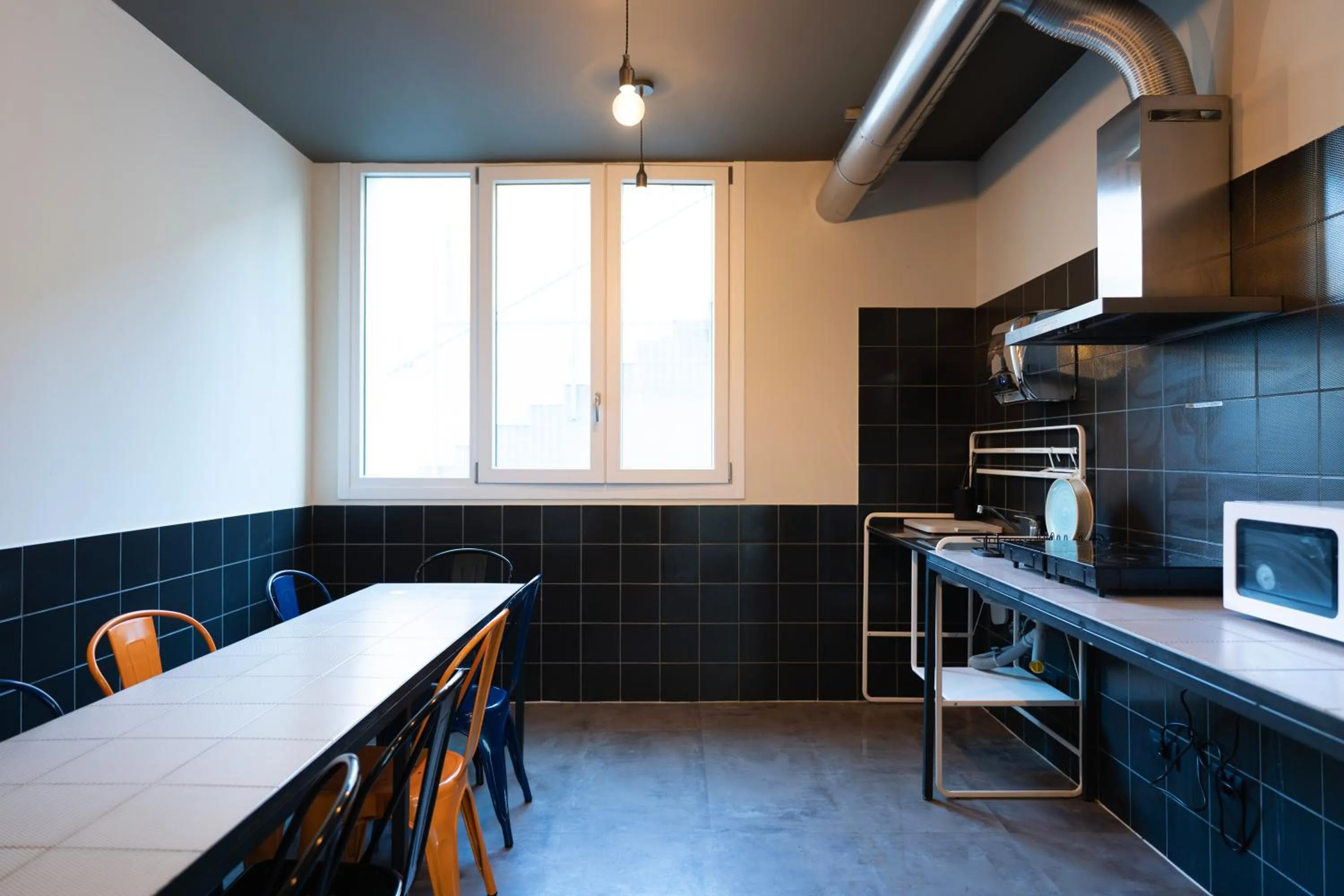 Communal kitchen in a&o Hostel Firenze Campo di Marte
