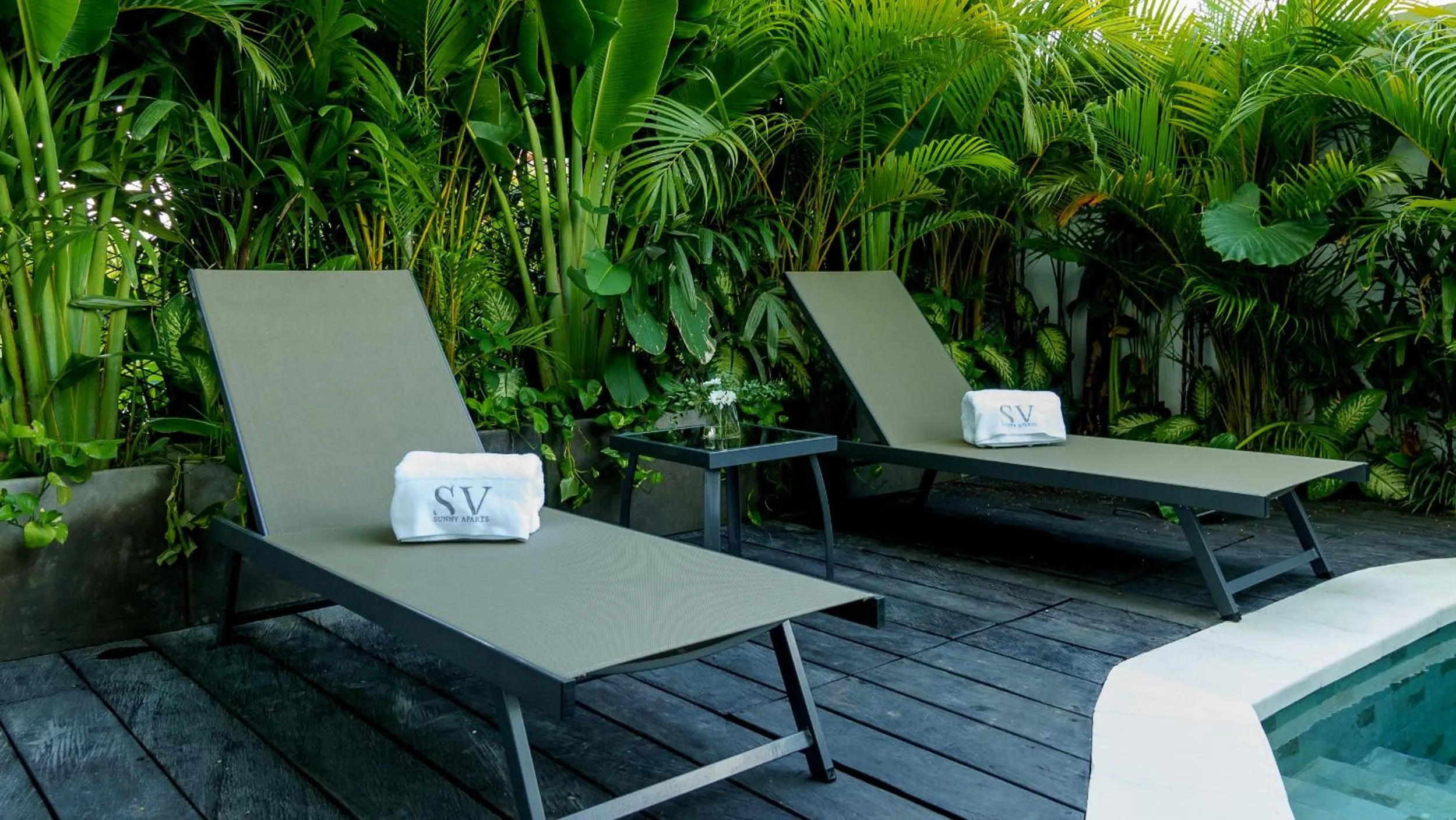 Swimming pool in Sunny Aparts 1