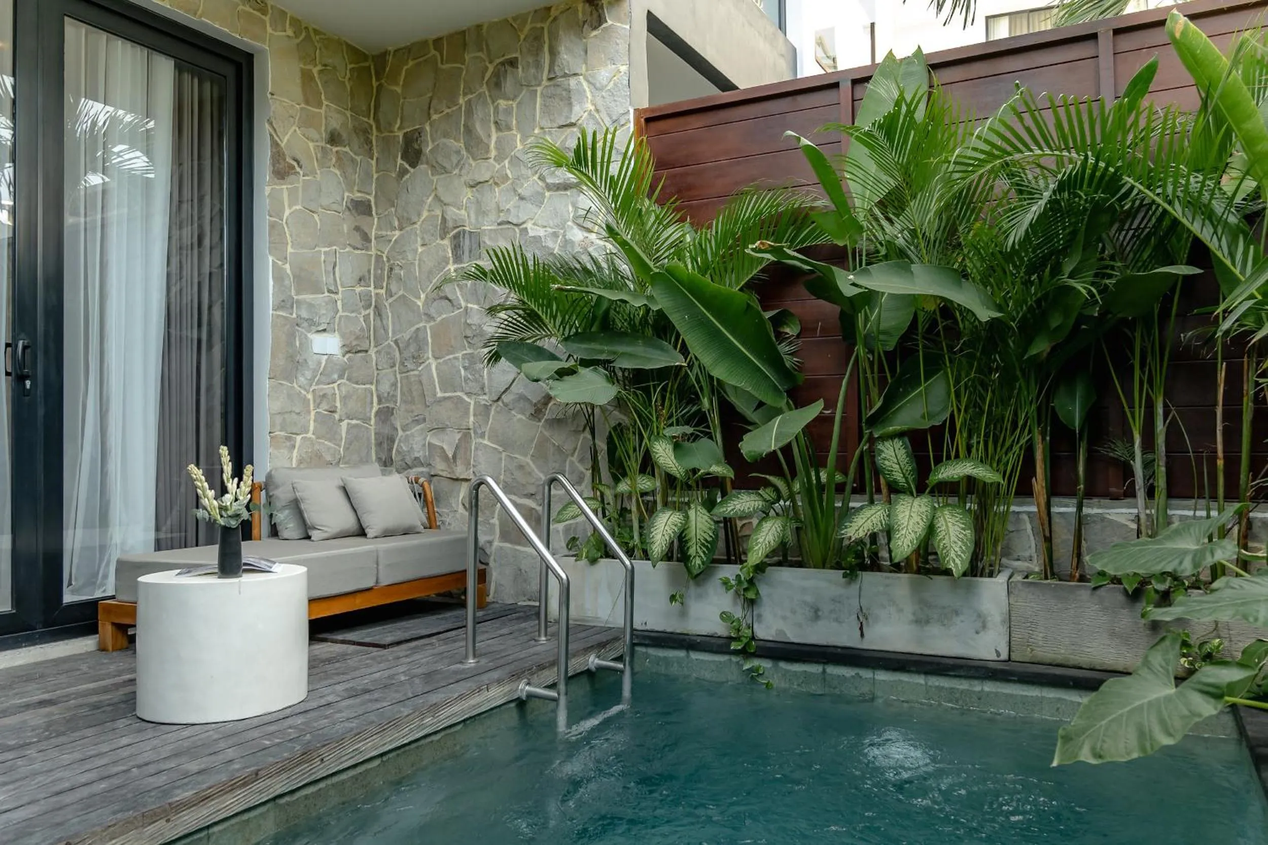 Patio in Sunny Aparts 1