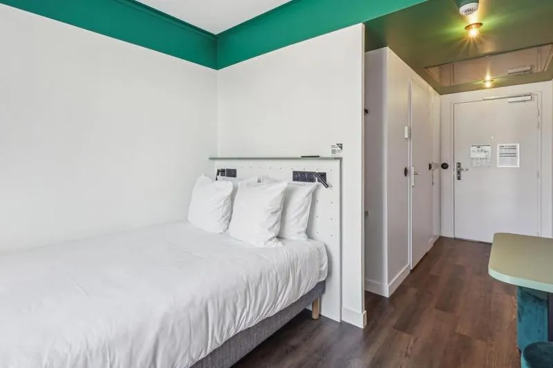 Bed in All Suites Appart Hôtel et Hôtel - Paris 13 - Porte d'Italie