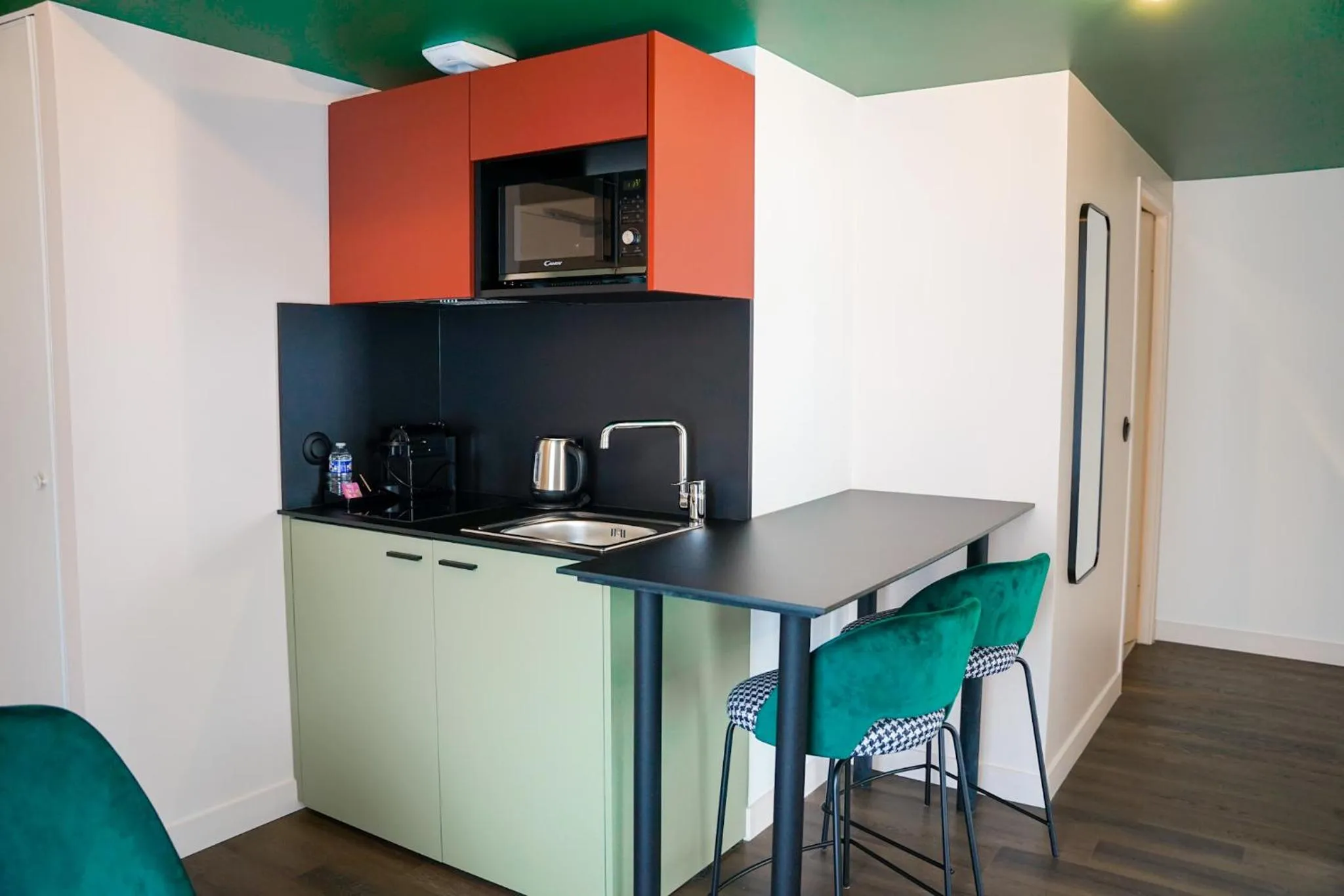 Kitchen or kitchenette in All Suites Appart Hôtel et Hôtel - Paris 13 - Porte d'Italie