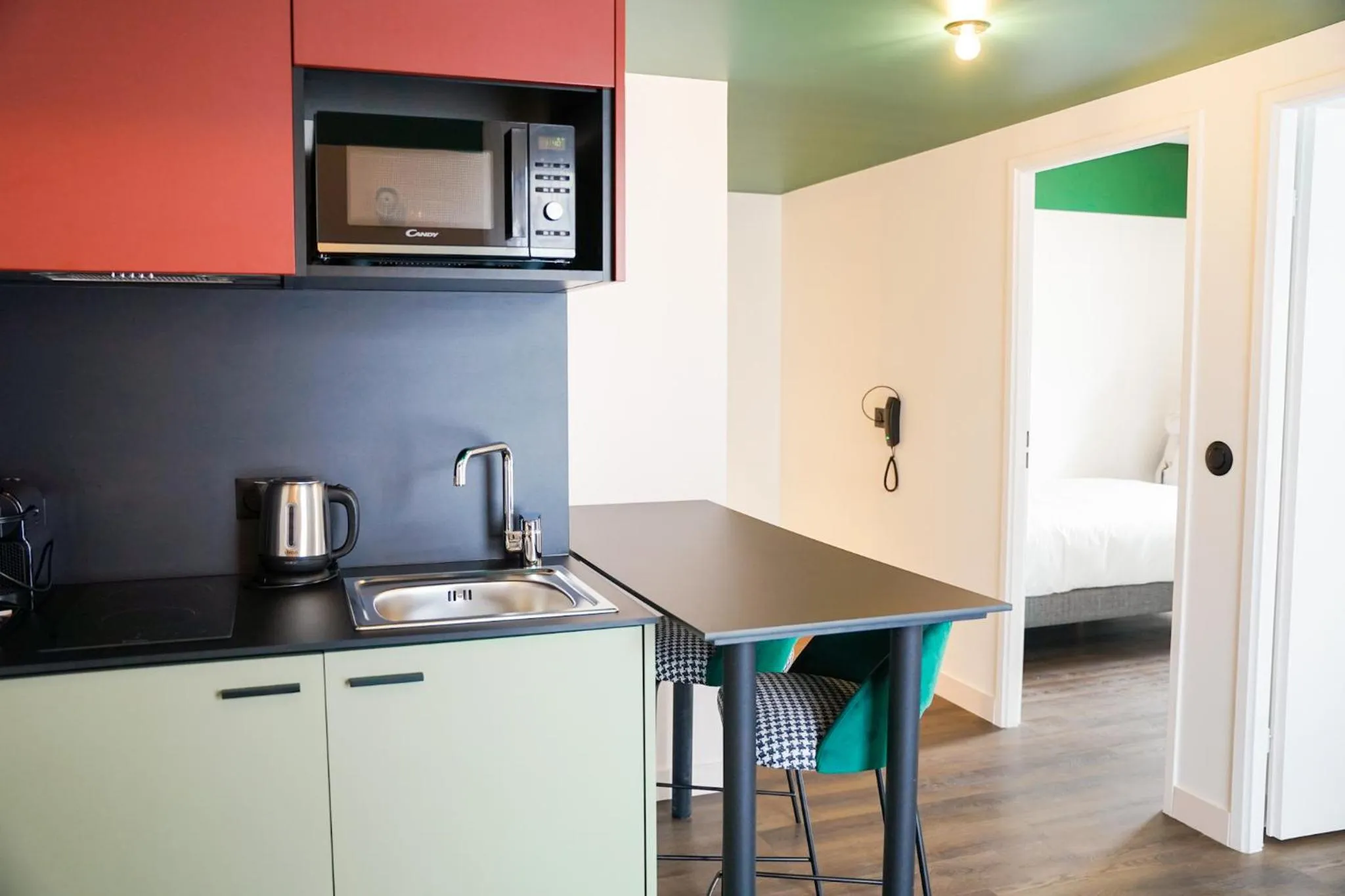 Kitchen or kitchenette in All Suites Appart Hôtel et Hôtel - Paris 13 - Porte d'Italie