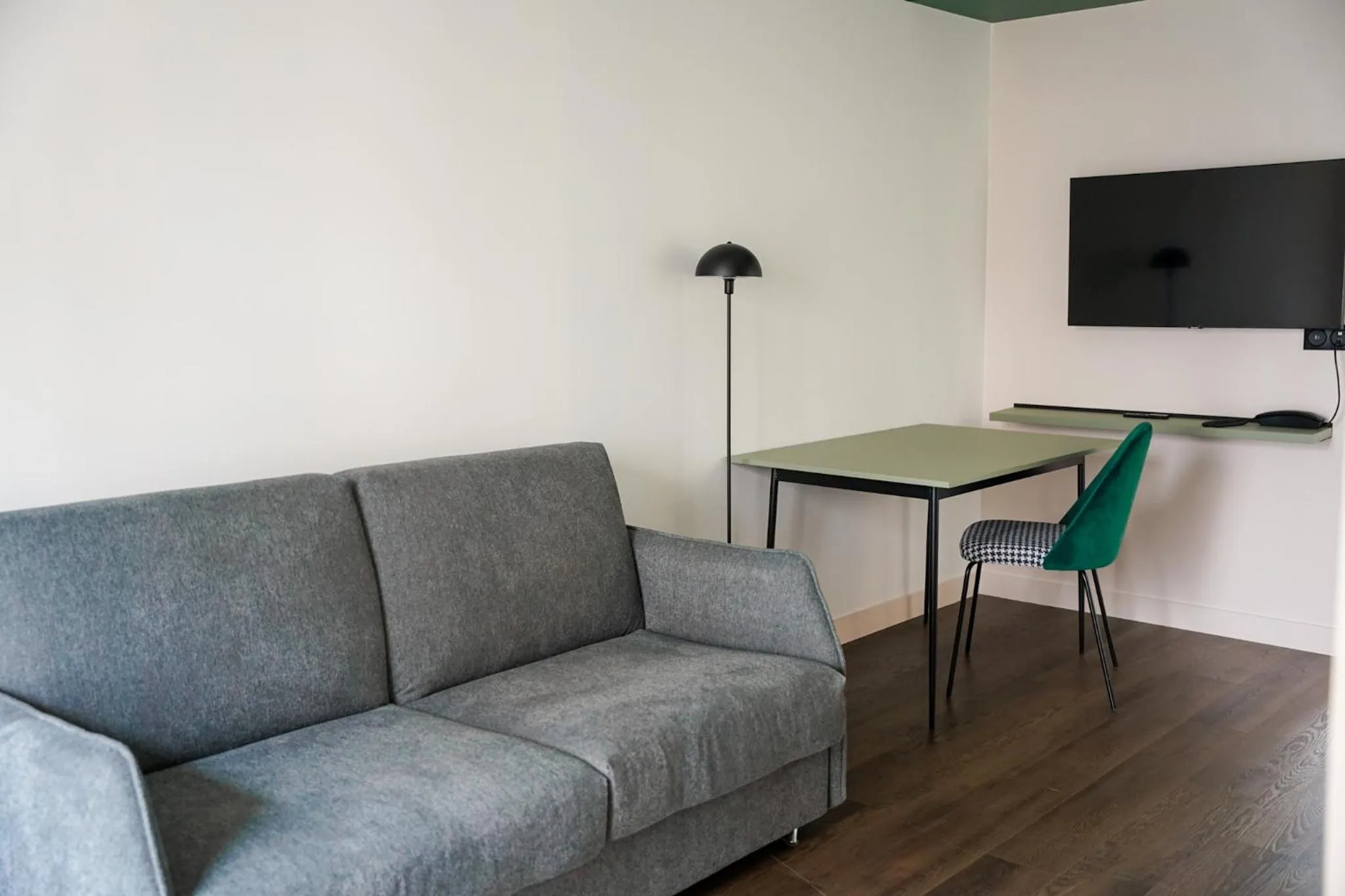 TV and multimedia in All Suites Appart Hôtel et Hôtel - Paris 13 - Porte d'Italie