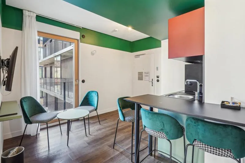 Kitchen or kitchenette in All Suites Appart Hôtel et Hôtel - Paris 13 - Porte d'Italie