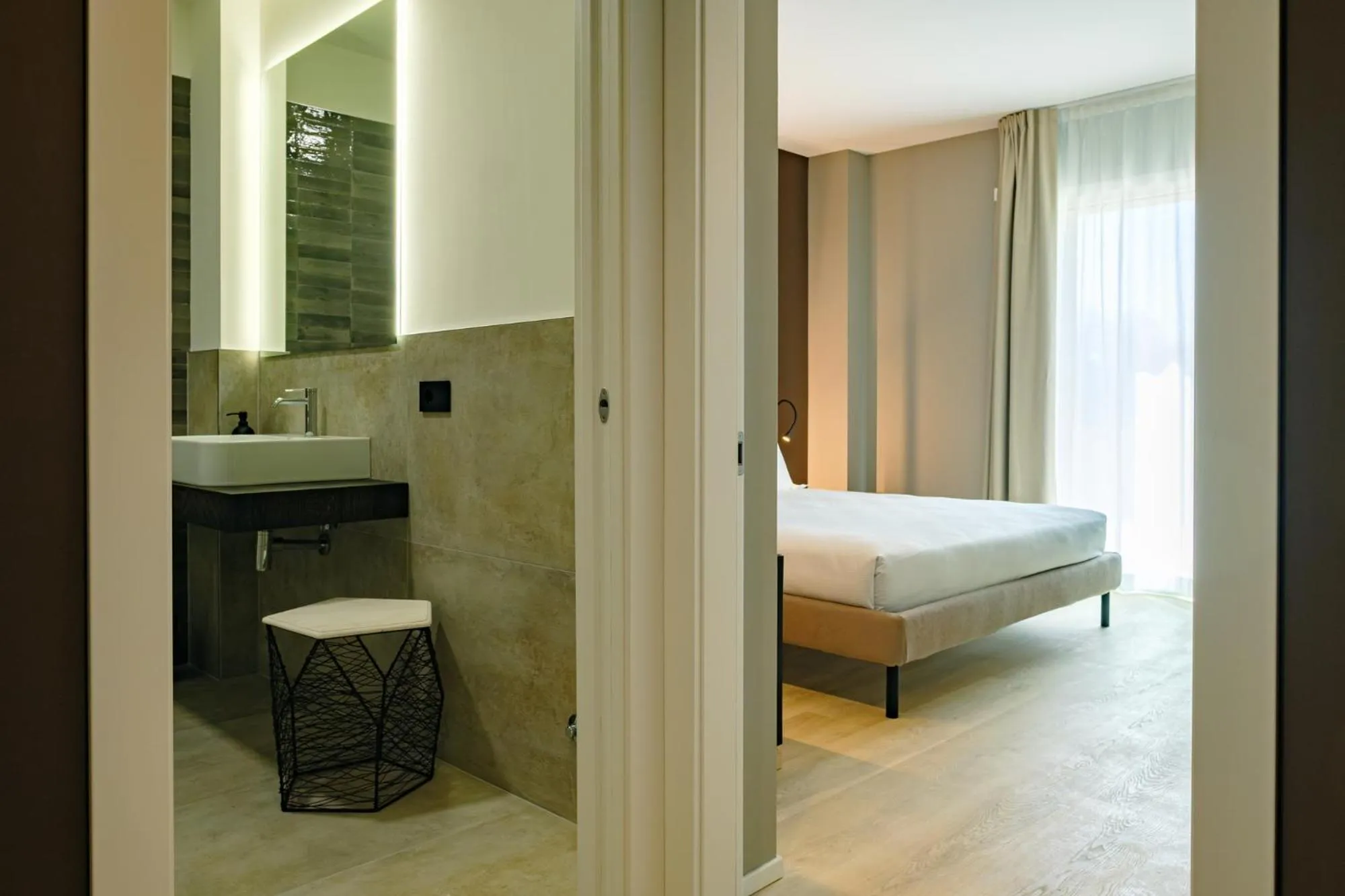 Bathroom, Bed in Camoma Aparthotel - Suites Apartments