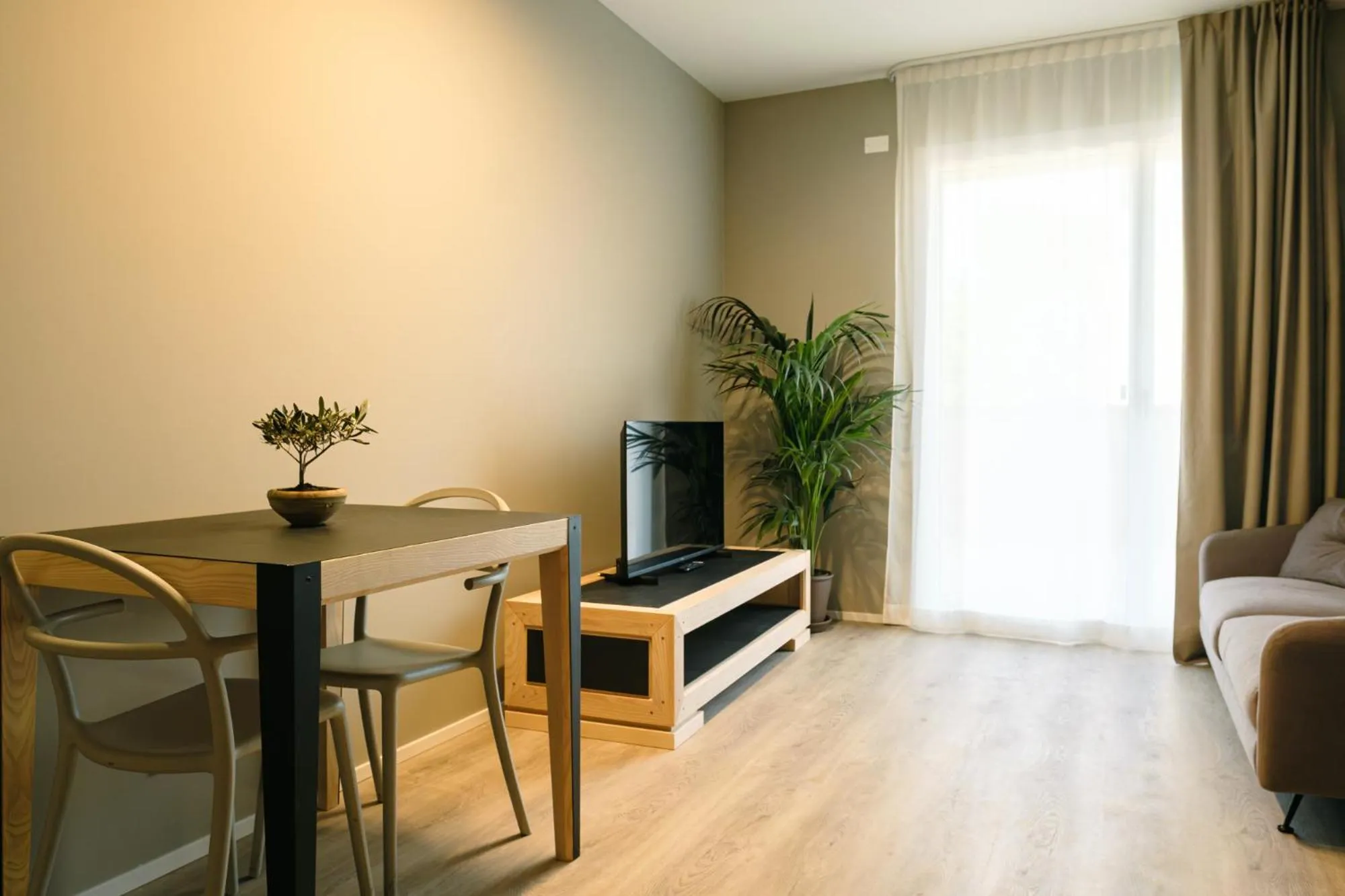 TV and multimedia in Camoma Aparthotel - Suites Apartments