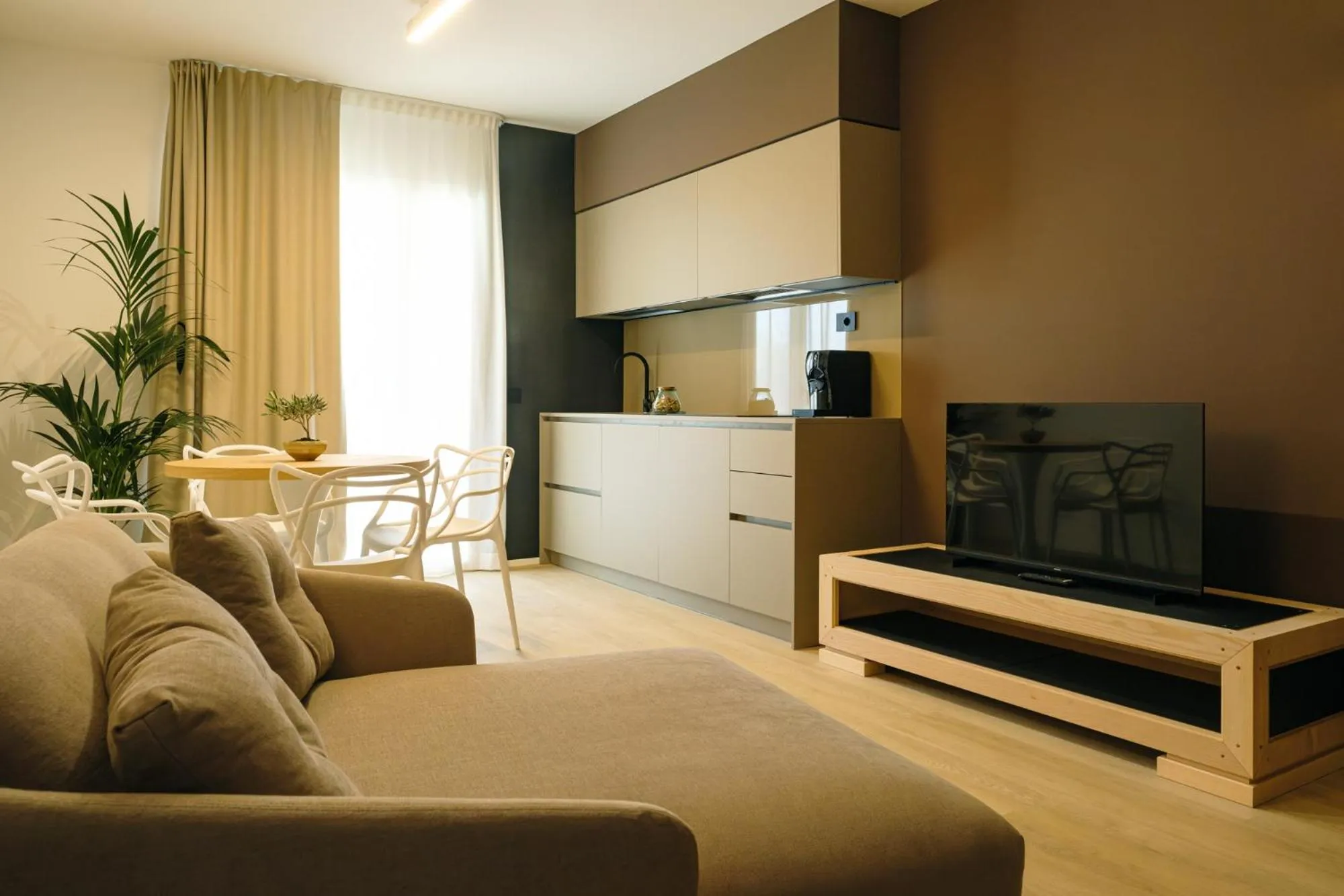TV and multimedia in Camoma Aparthotel - Suites Apartments