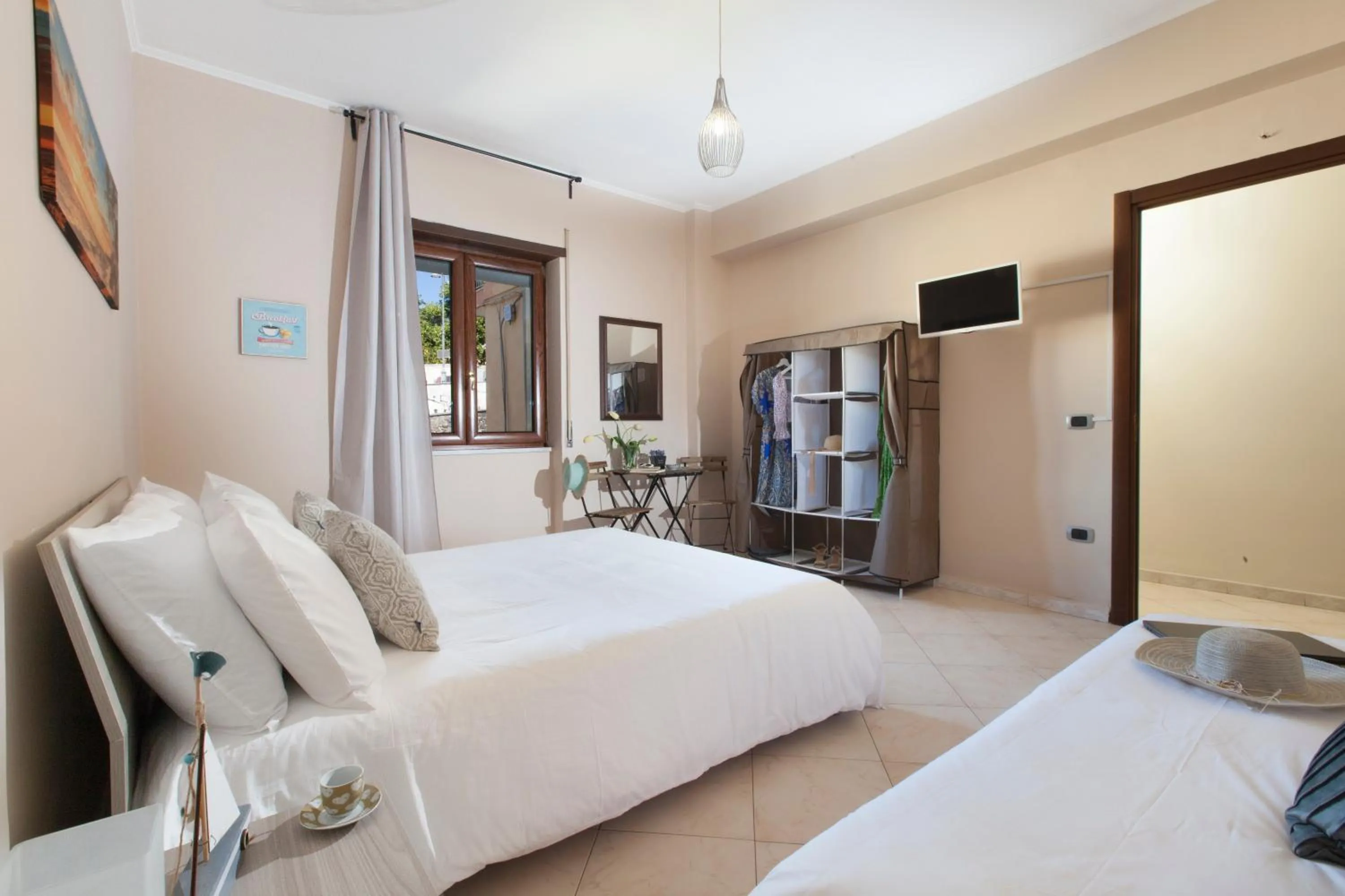 Double Room with Shared Bathroom in BSisters
