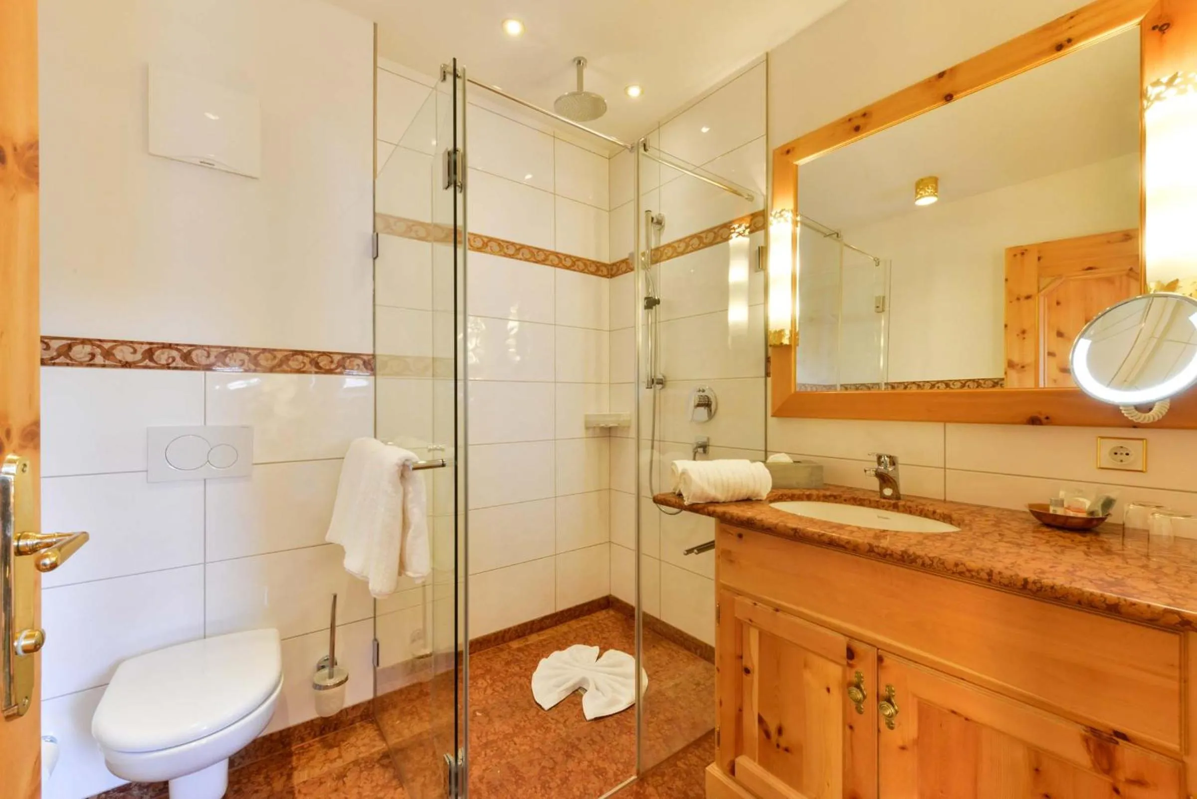 Bathroom in Landgasthof zum Erdinger Weissbräu