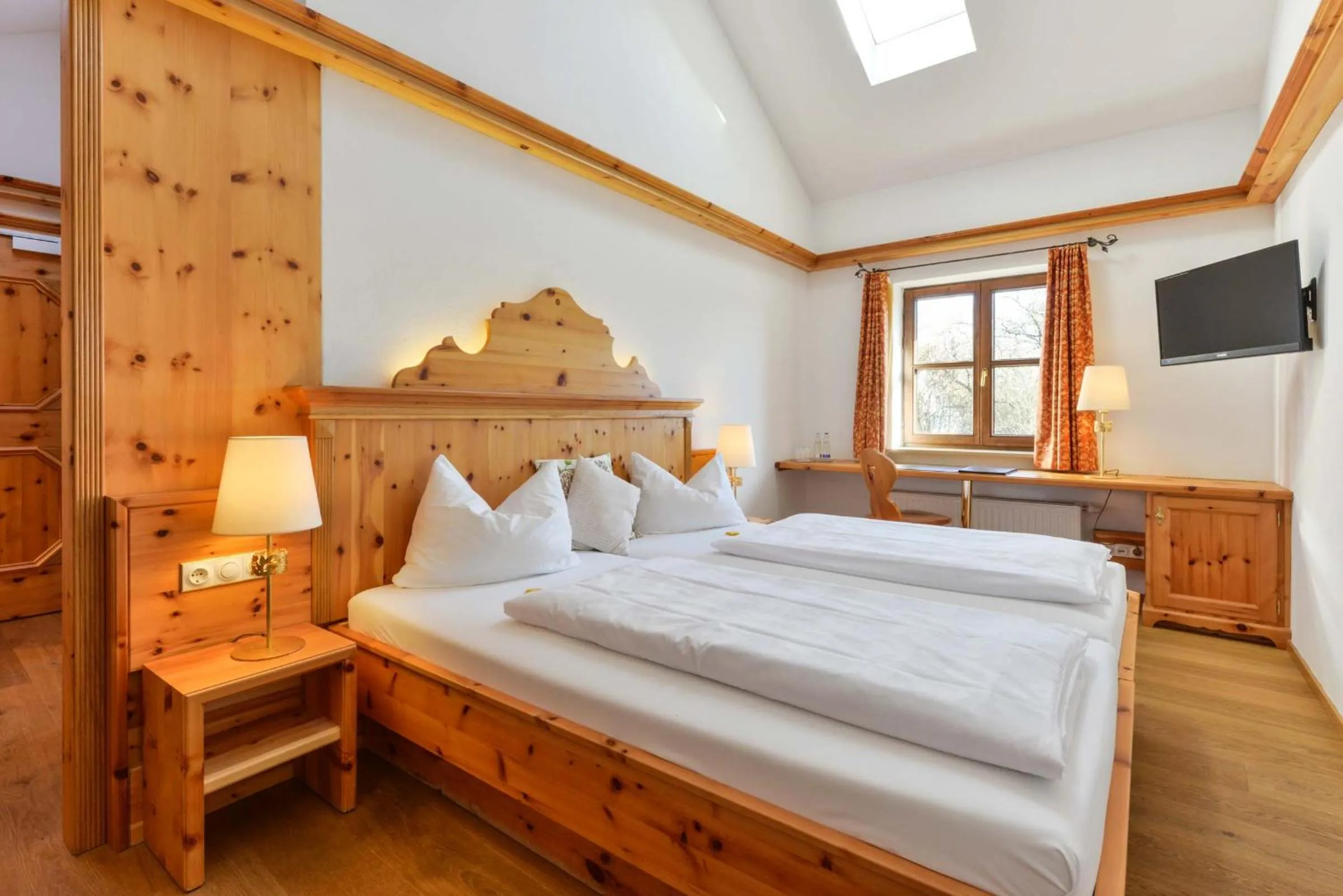 Bed in Landgasthof zum Erdinger Weissbräu