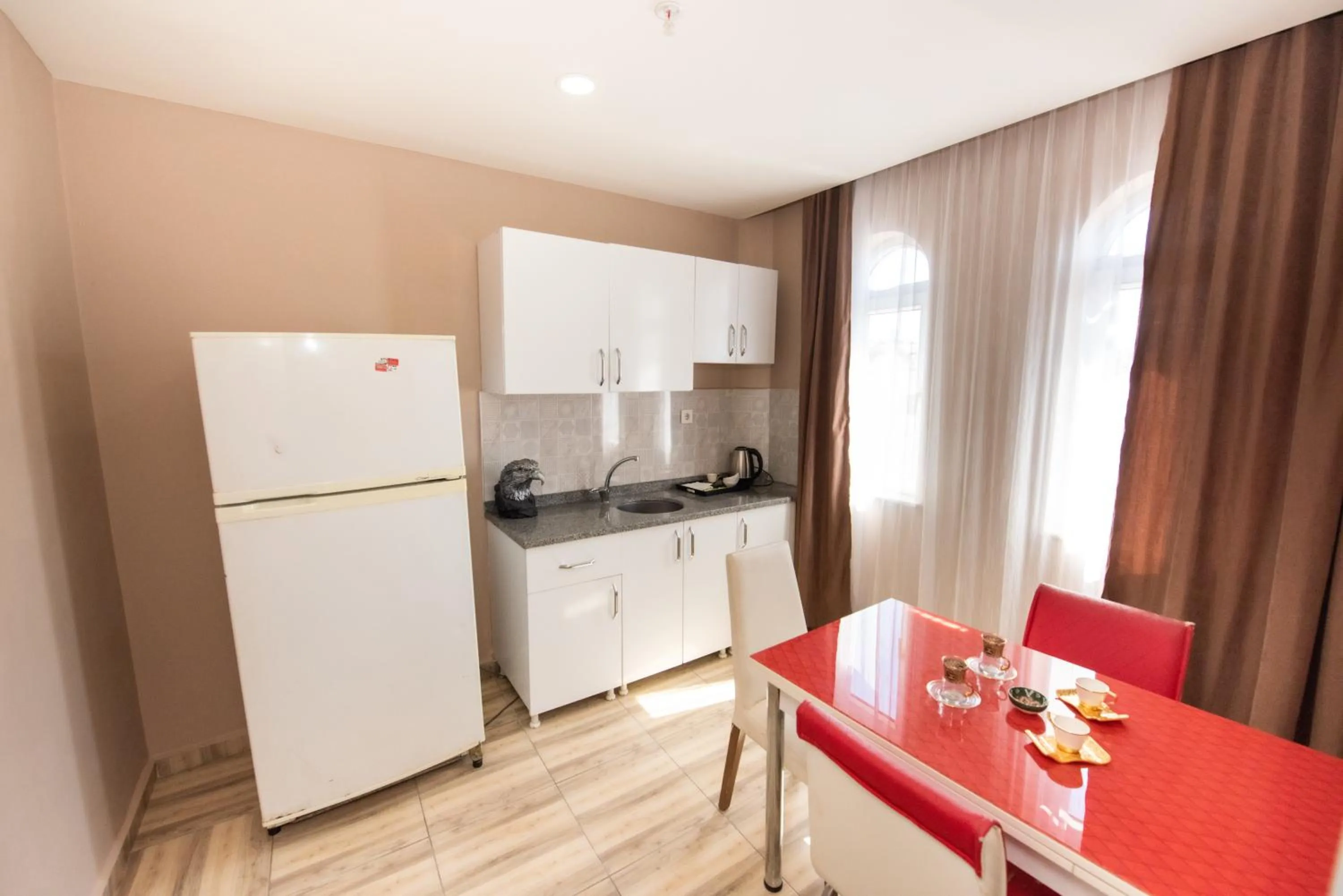 Bedroom, Kitchen/Kitchenette in Palvan Hotel