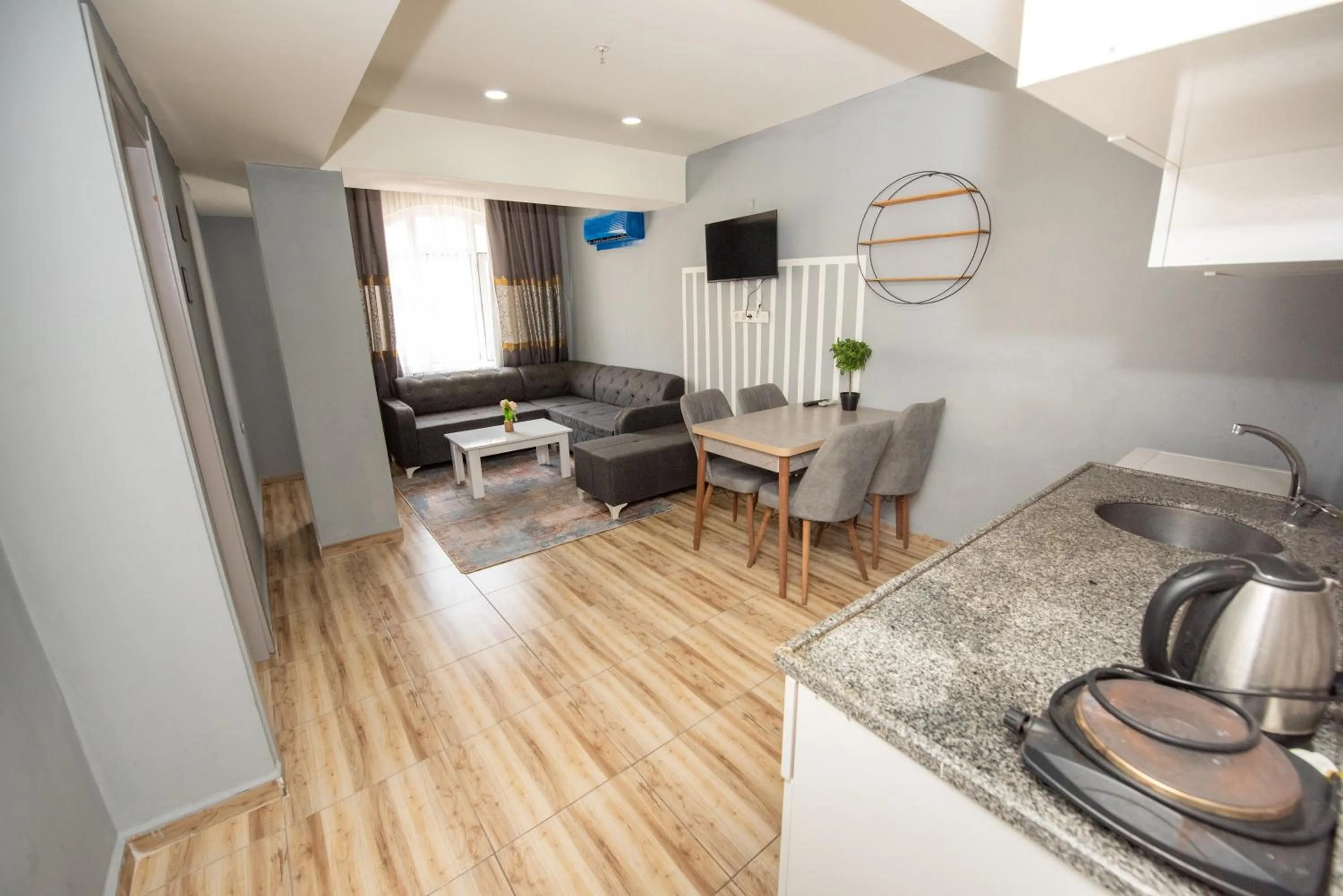 Photo of the whole room, Kitchen/Kitchenette in Palvan Hotel