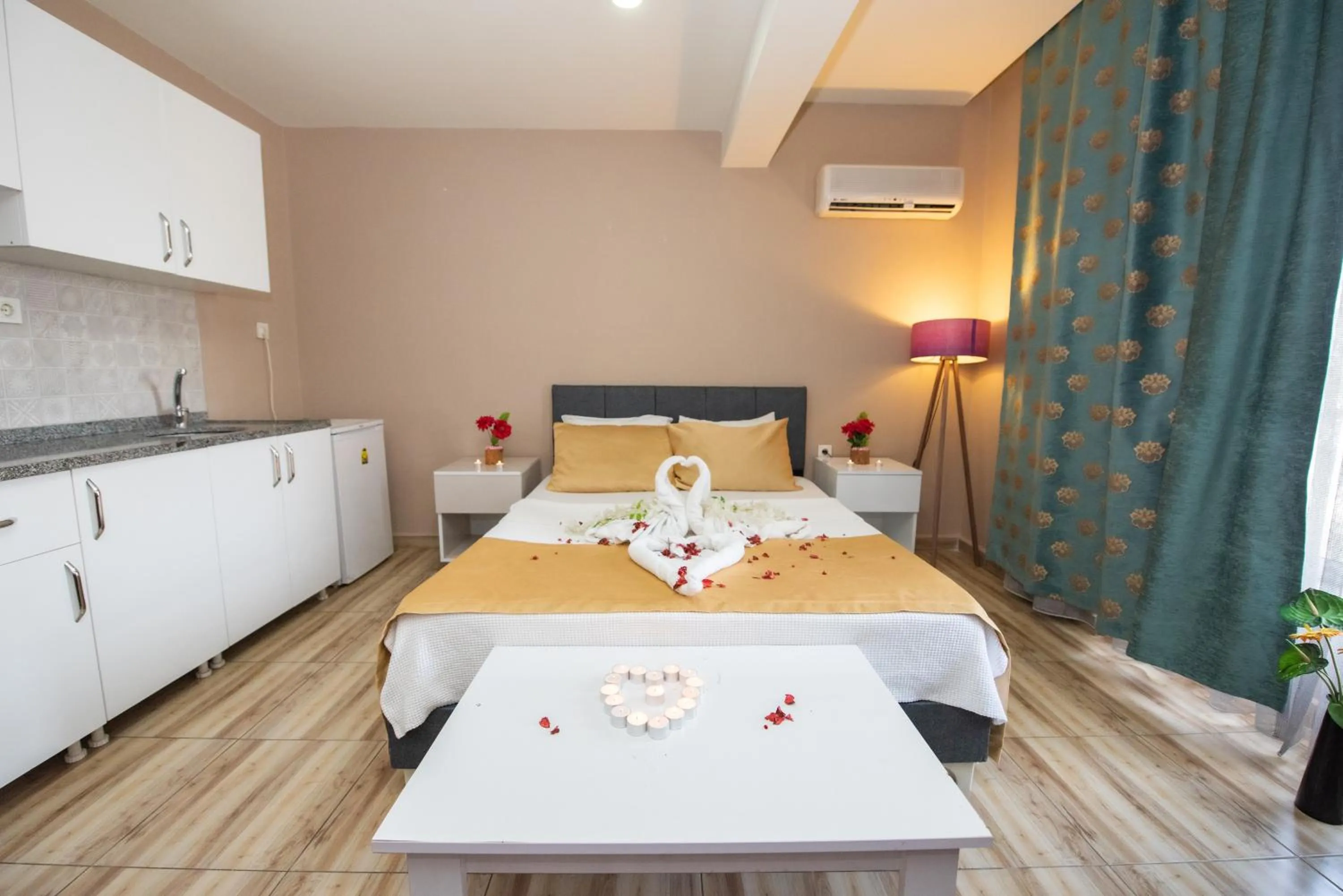 Bed, Dining Area in Palvan Hotel