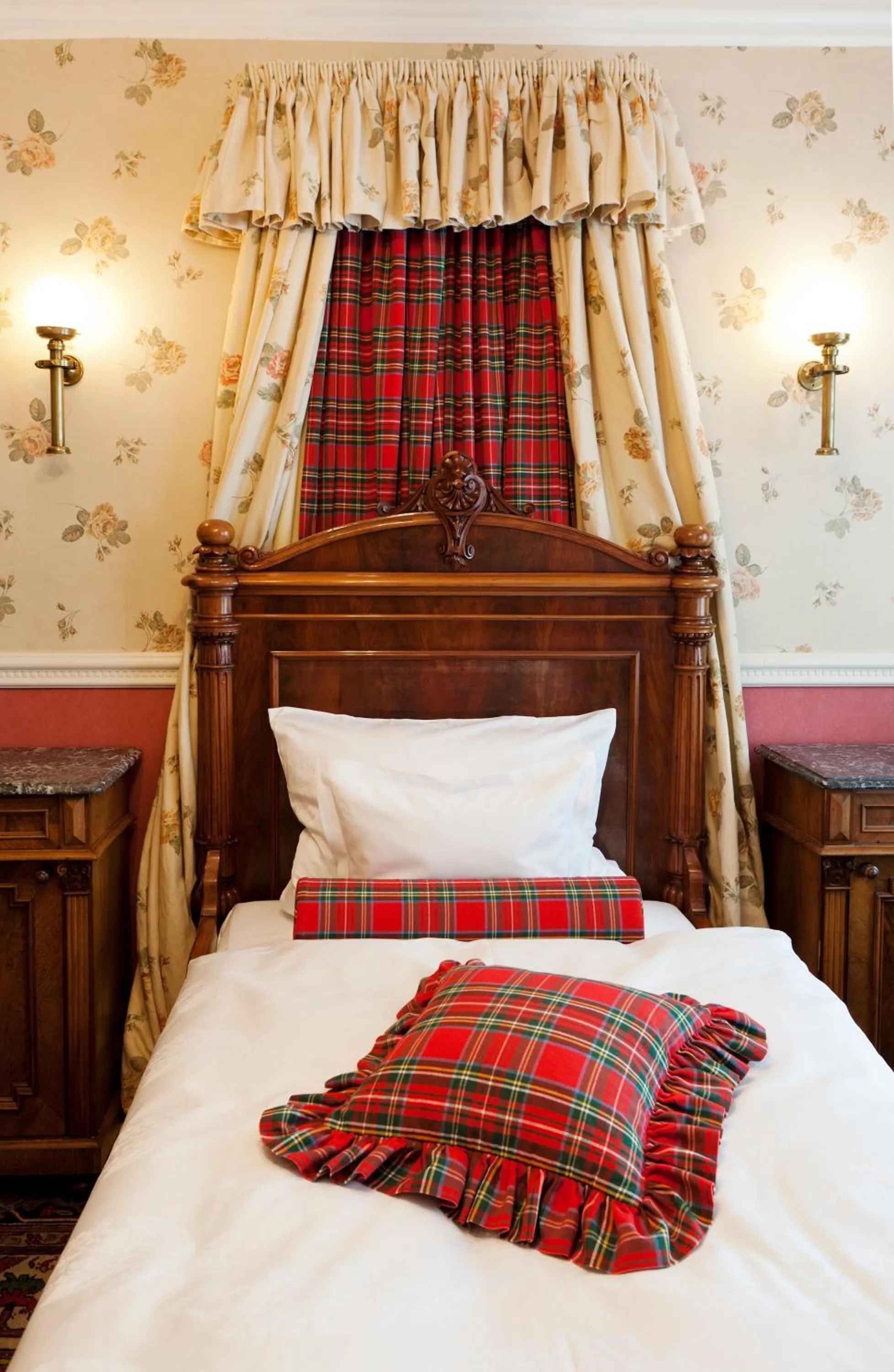 Bedroom, Bed in Hotel Goldener Anker