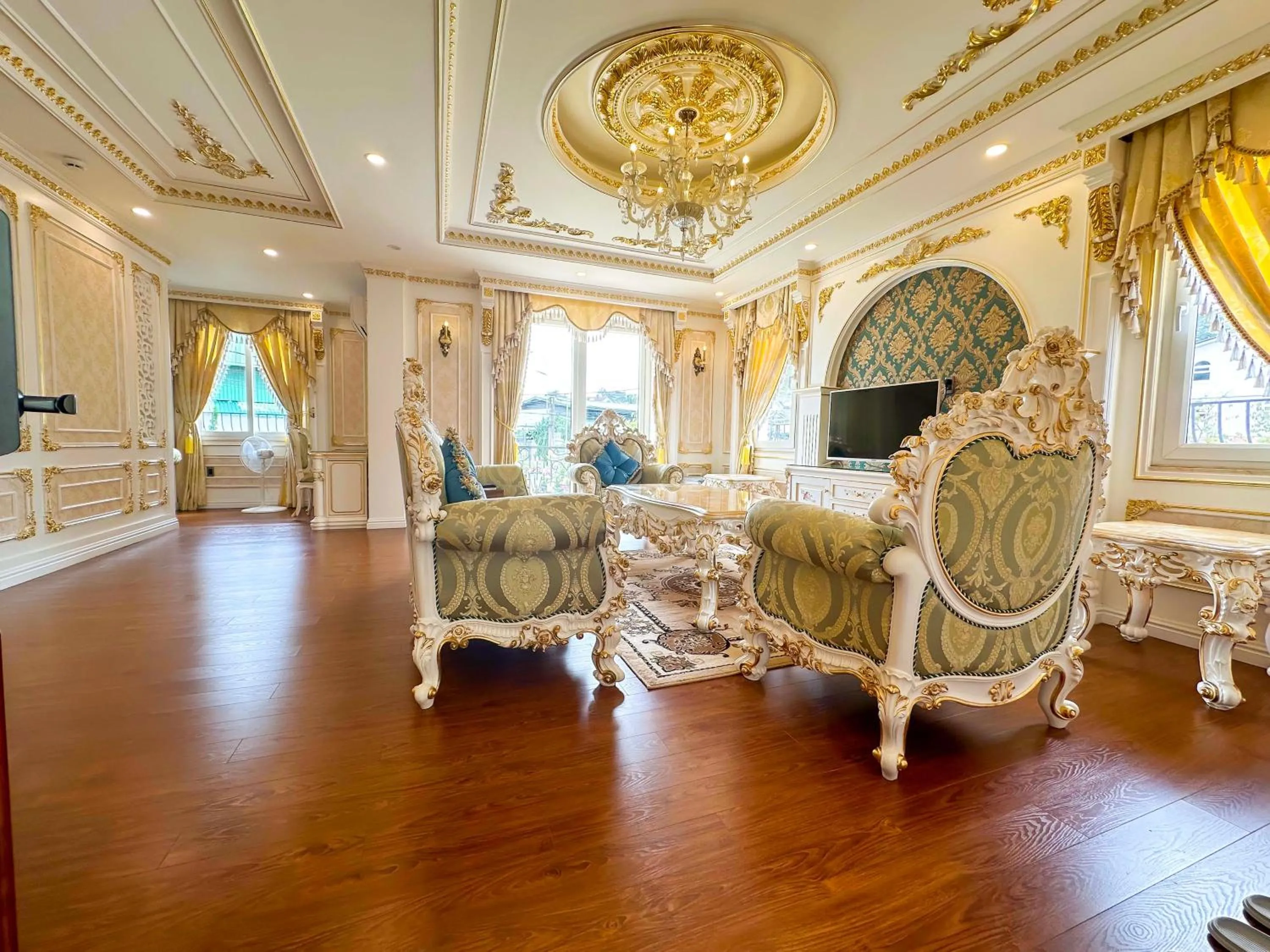 TV and multimedia in Da Tuong Luxury Villa Hotel