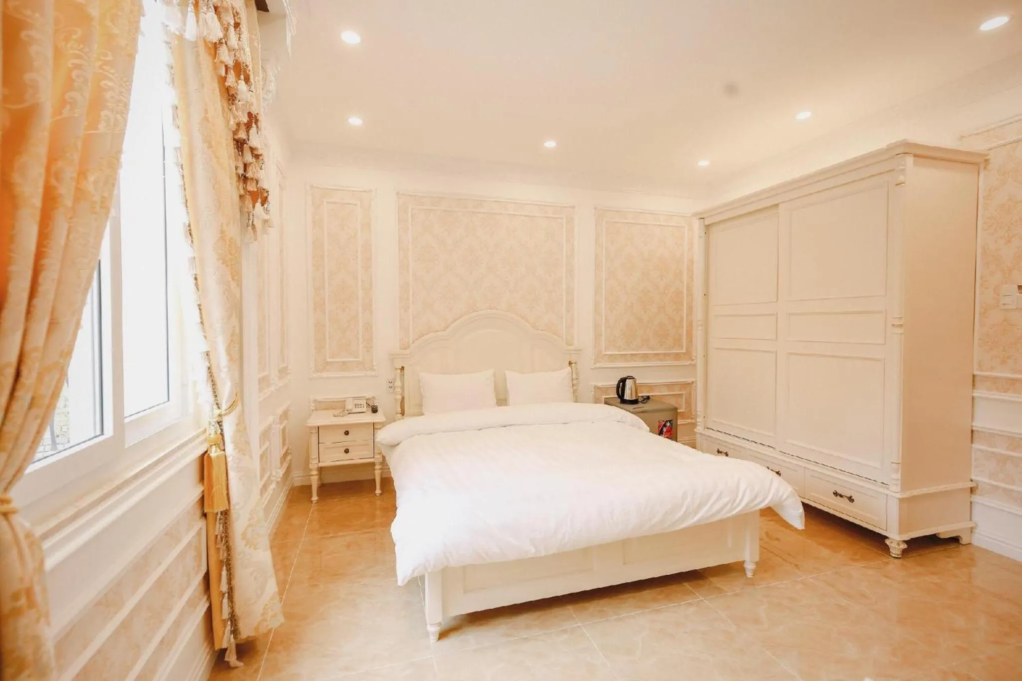 Bed in Da Tuong Luxury Villa Hotel