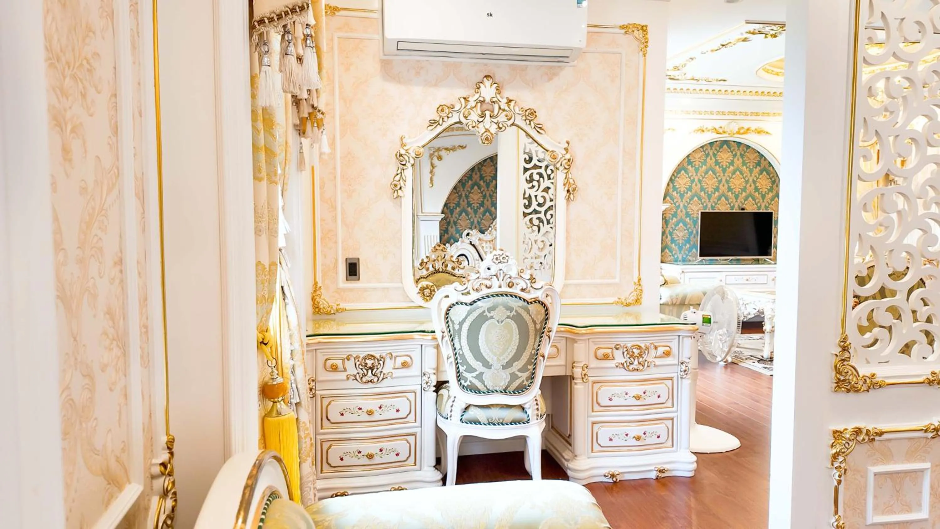 TV and multimedia in Da Tuong Luxury Villa Hotel