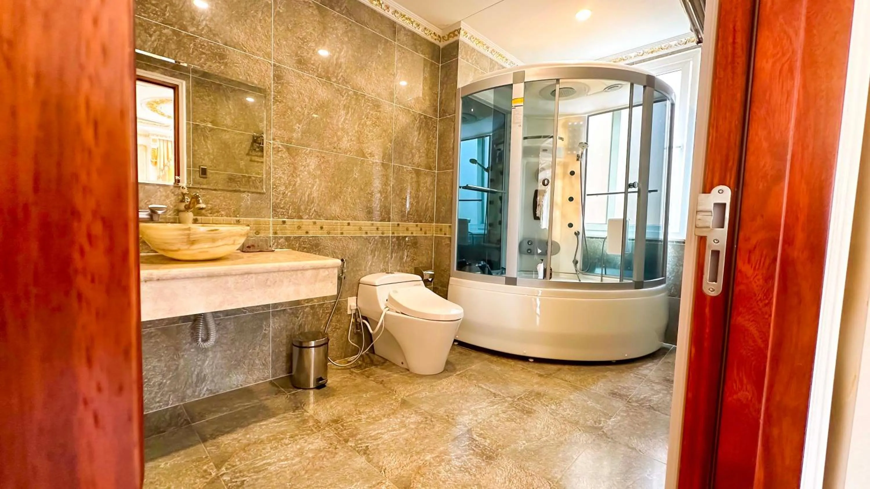 Shower in Da Tuong Luxury Villa Hotel