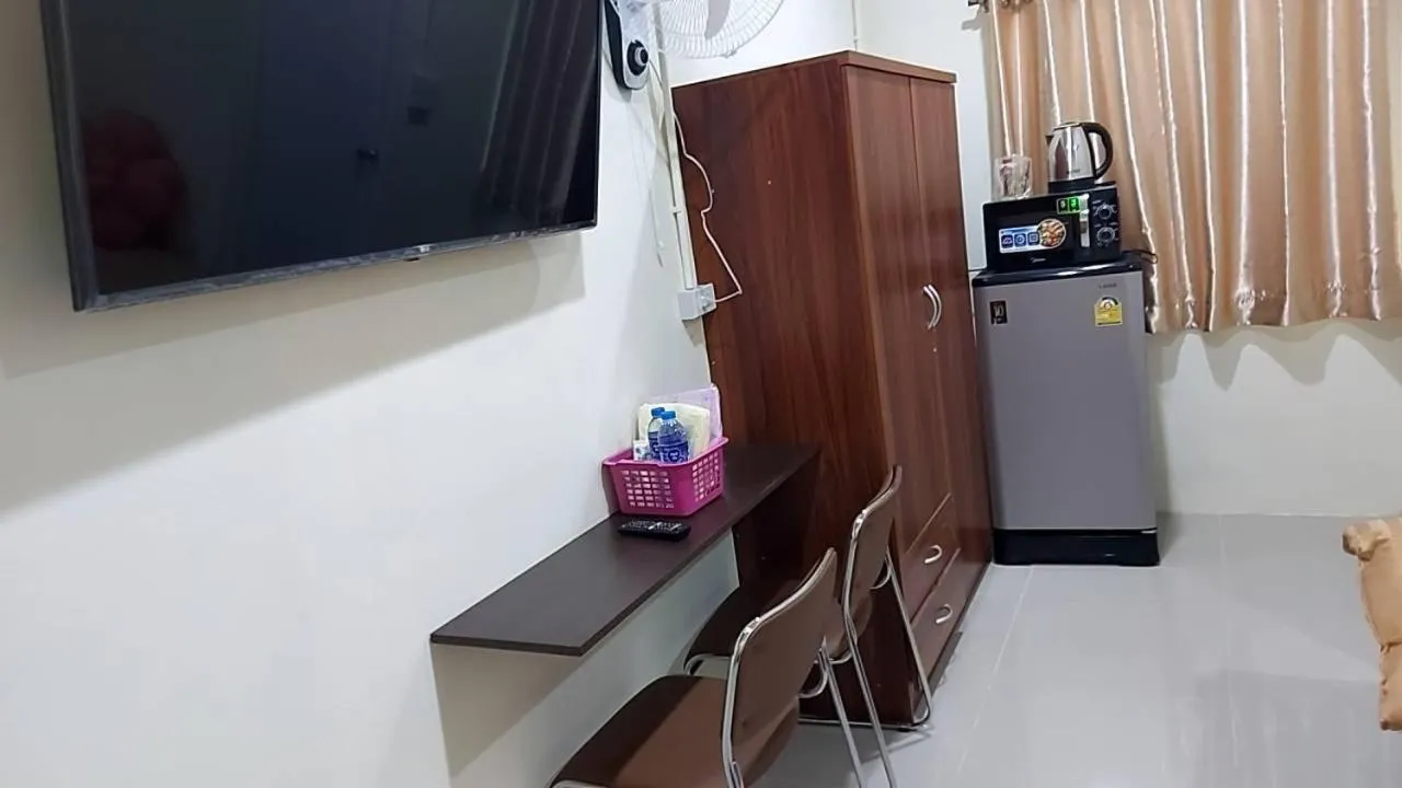 Communal lounge/ TV room in Nopphadon Hotel