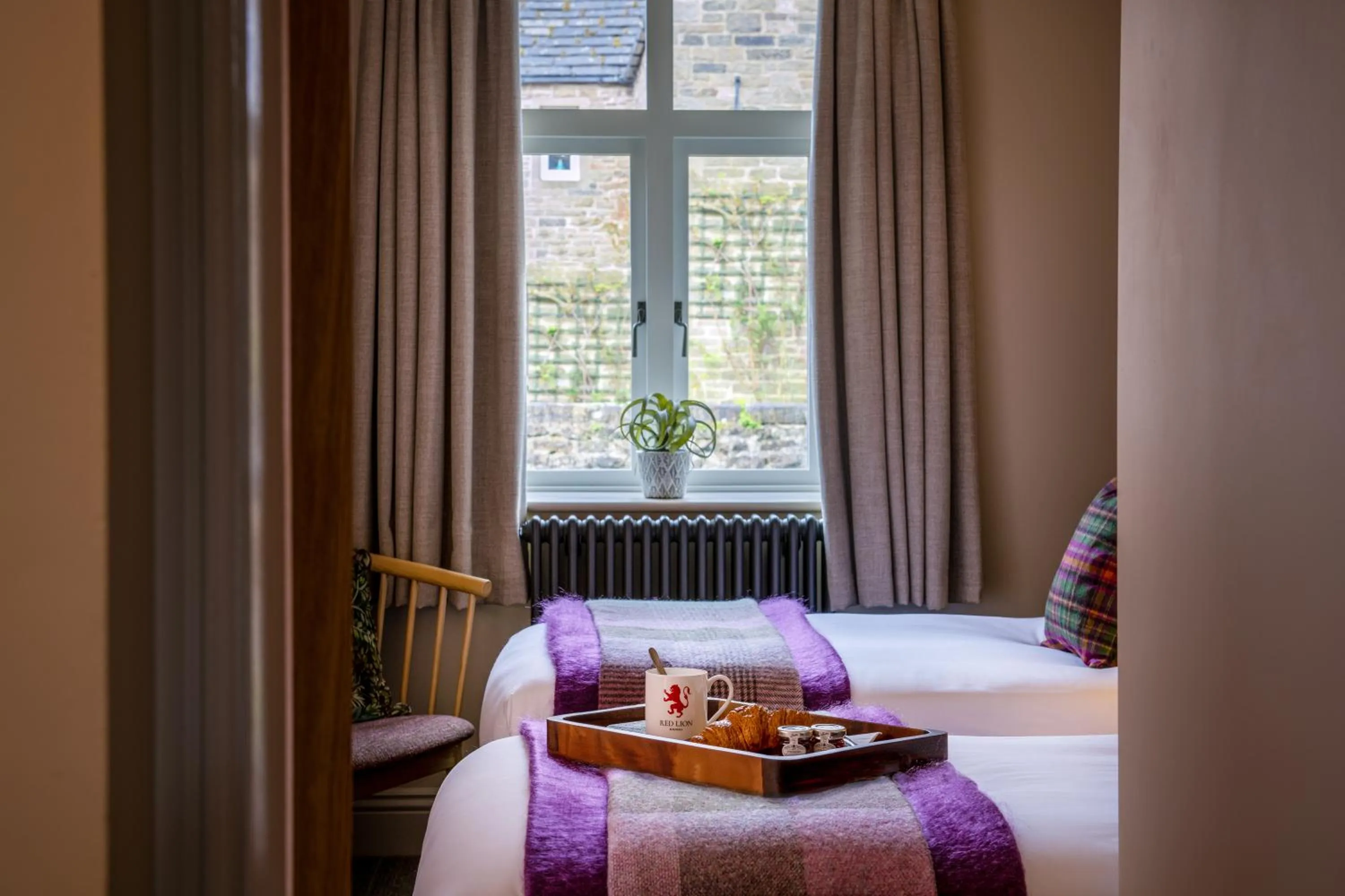 Bedroom, Bed in The Red Lion & Manor House