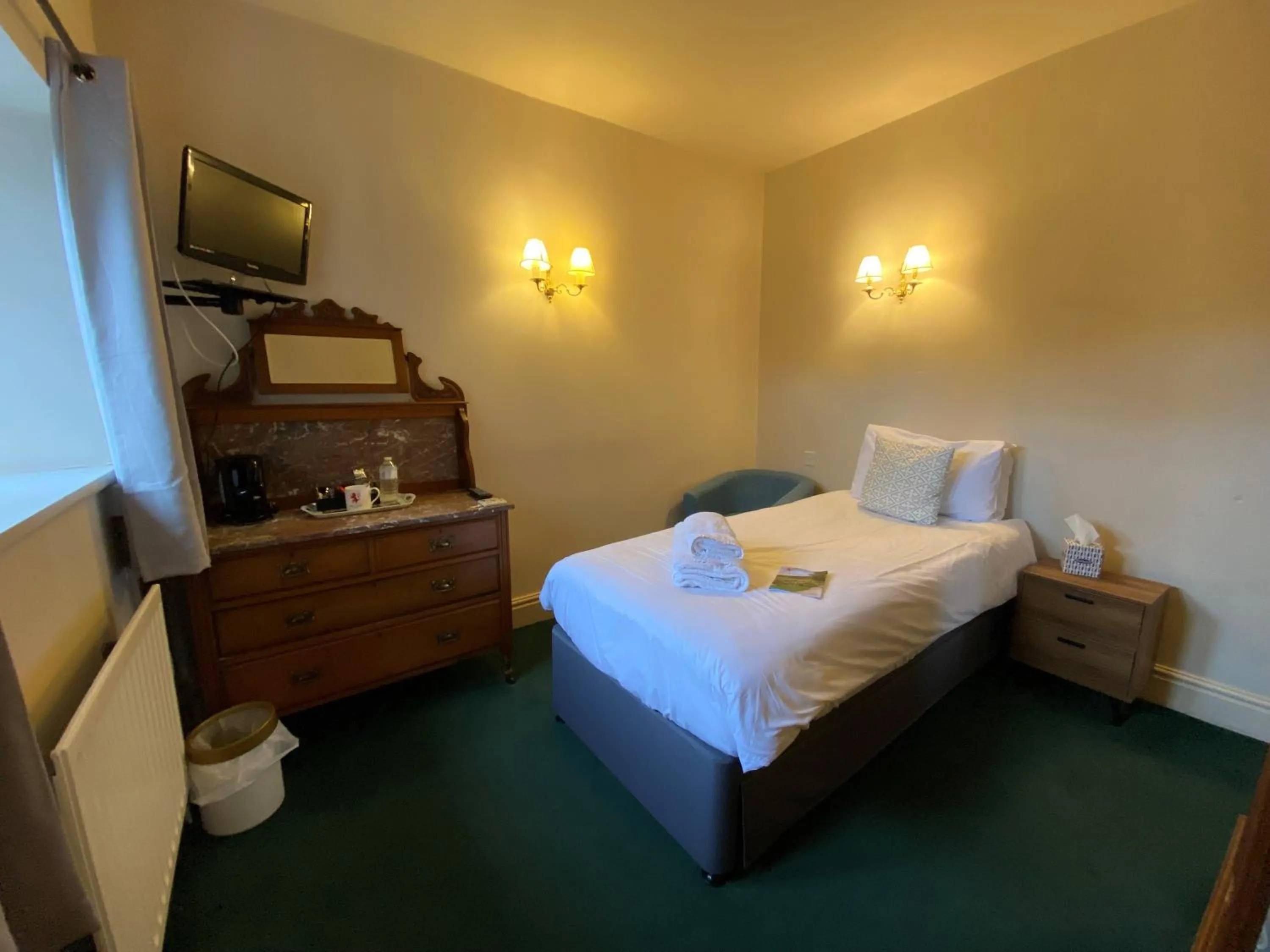 Bed in The Red Lion & Manor House