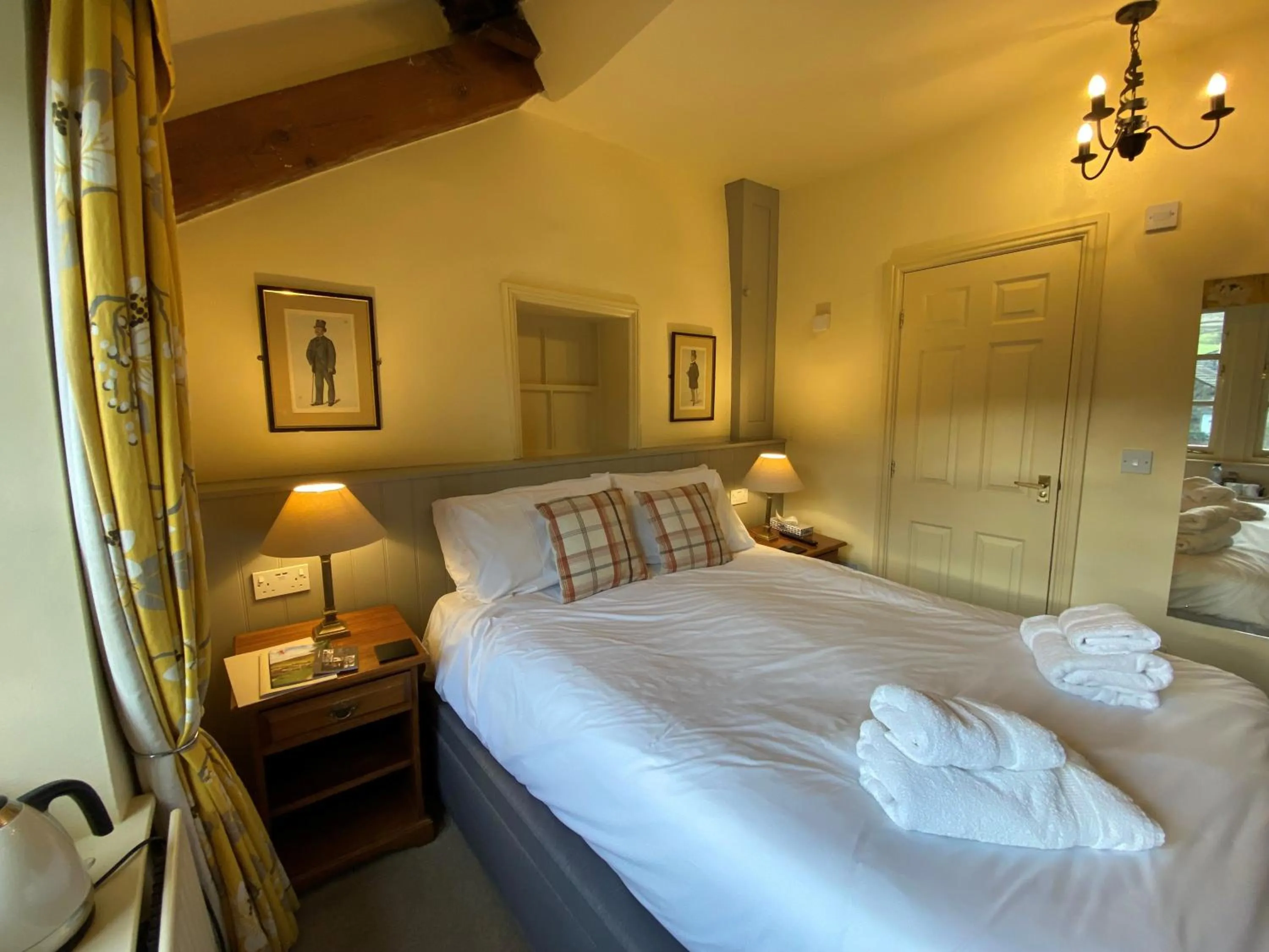 Bed in The Red Lion & Manor House