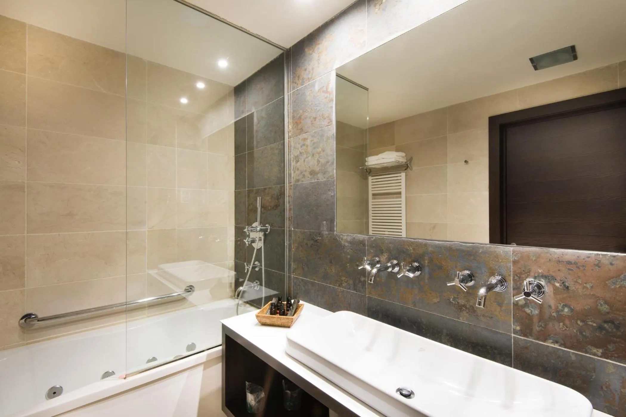 Bathroom in Hotel Mas Solà