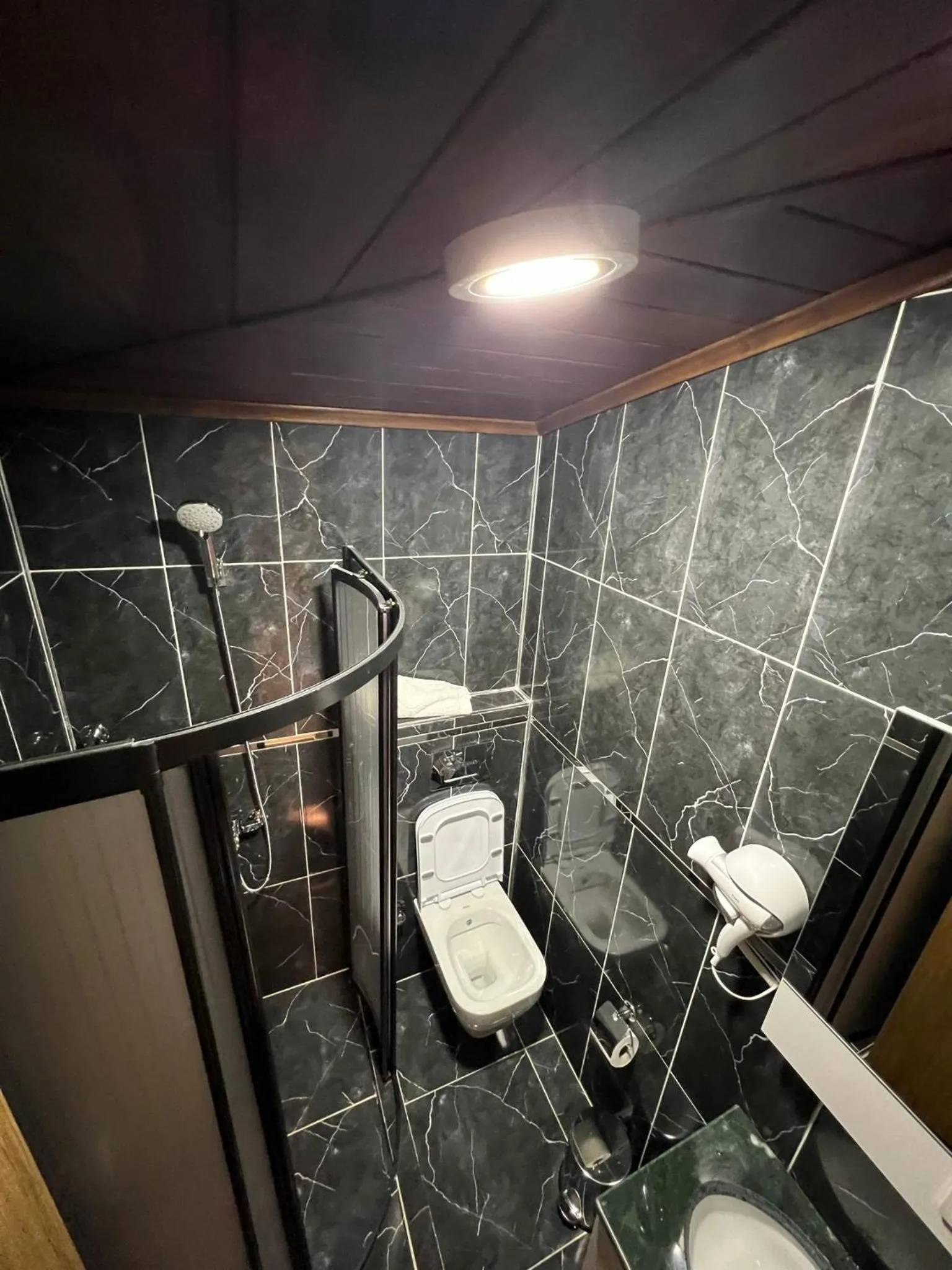 Shower in Bonita Hotel