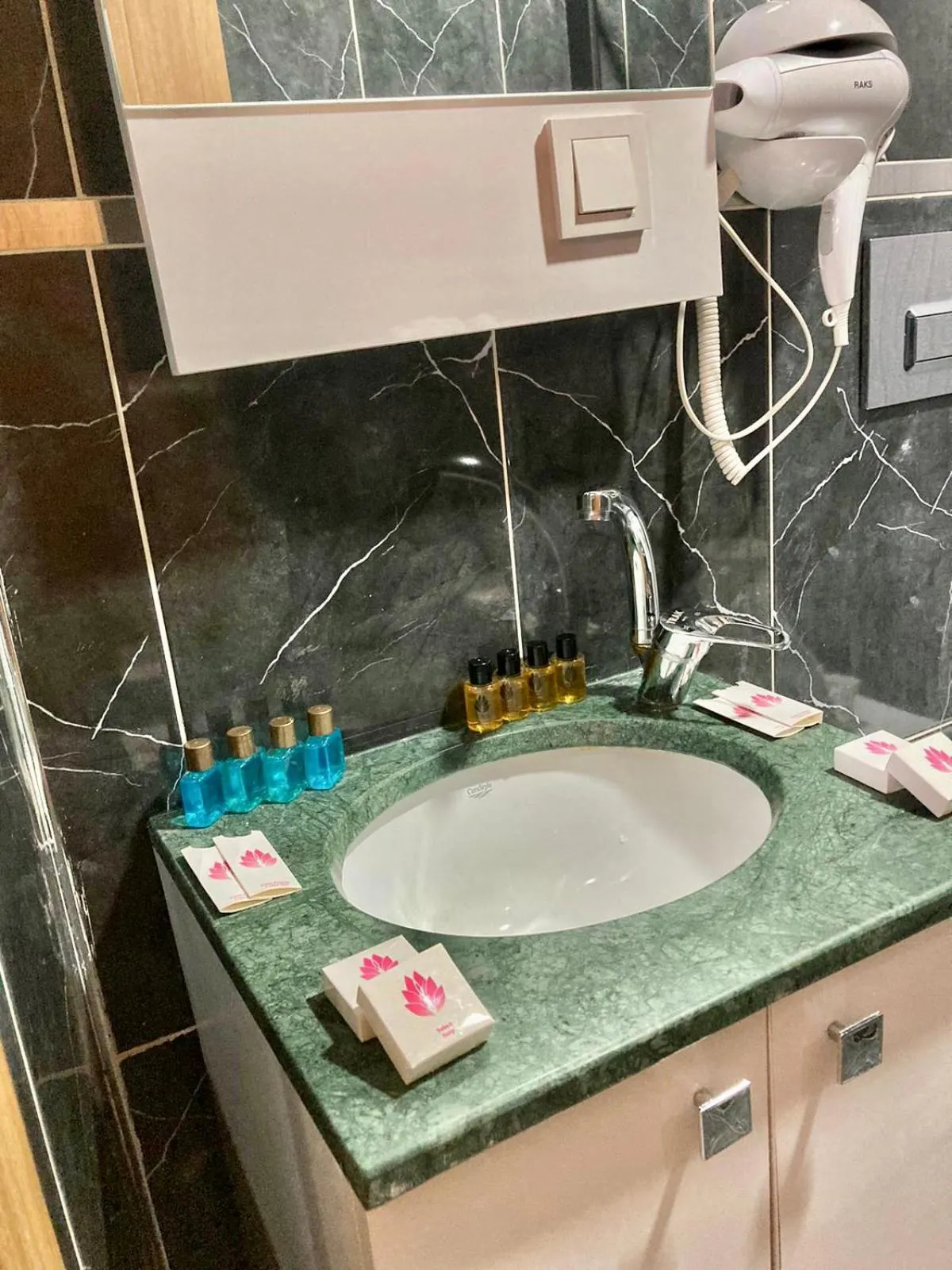 Toilet in Bonita Hotel