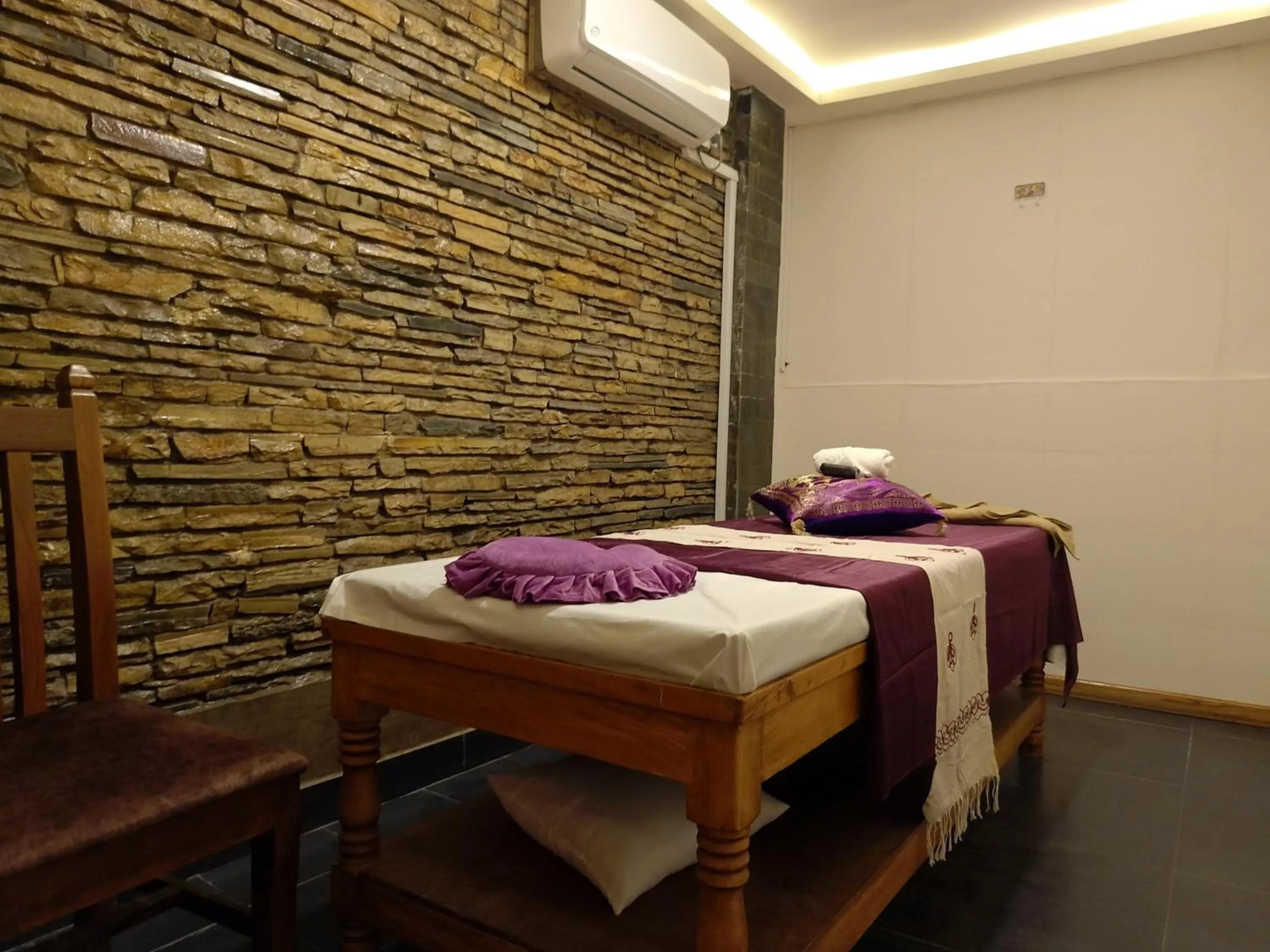 Massage, Bed in Hotel Northfield