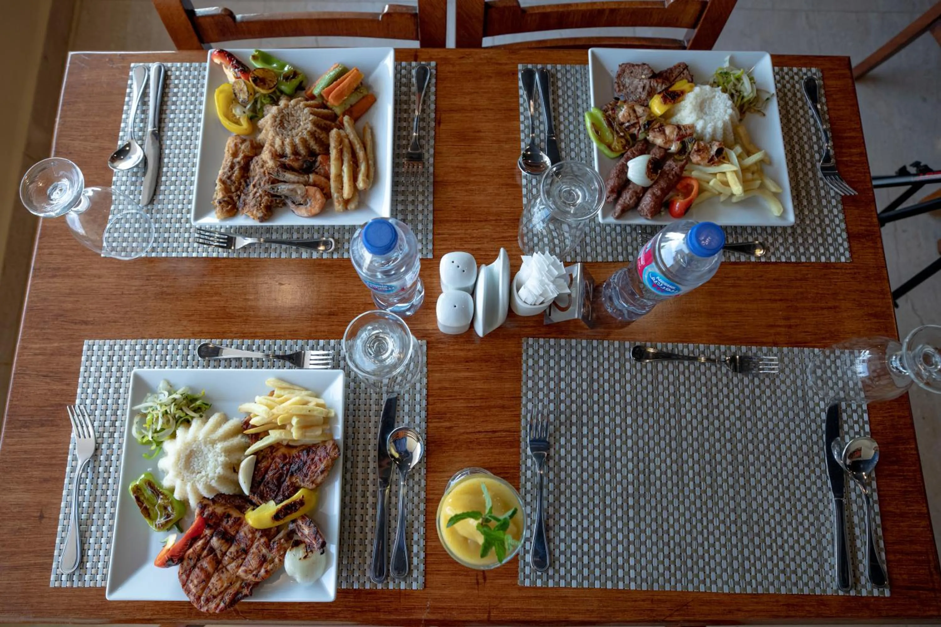 Restaurant/places to eat in The Muse Pyramids INN