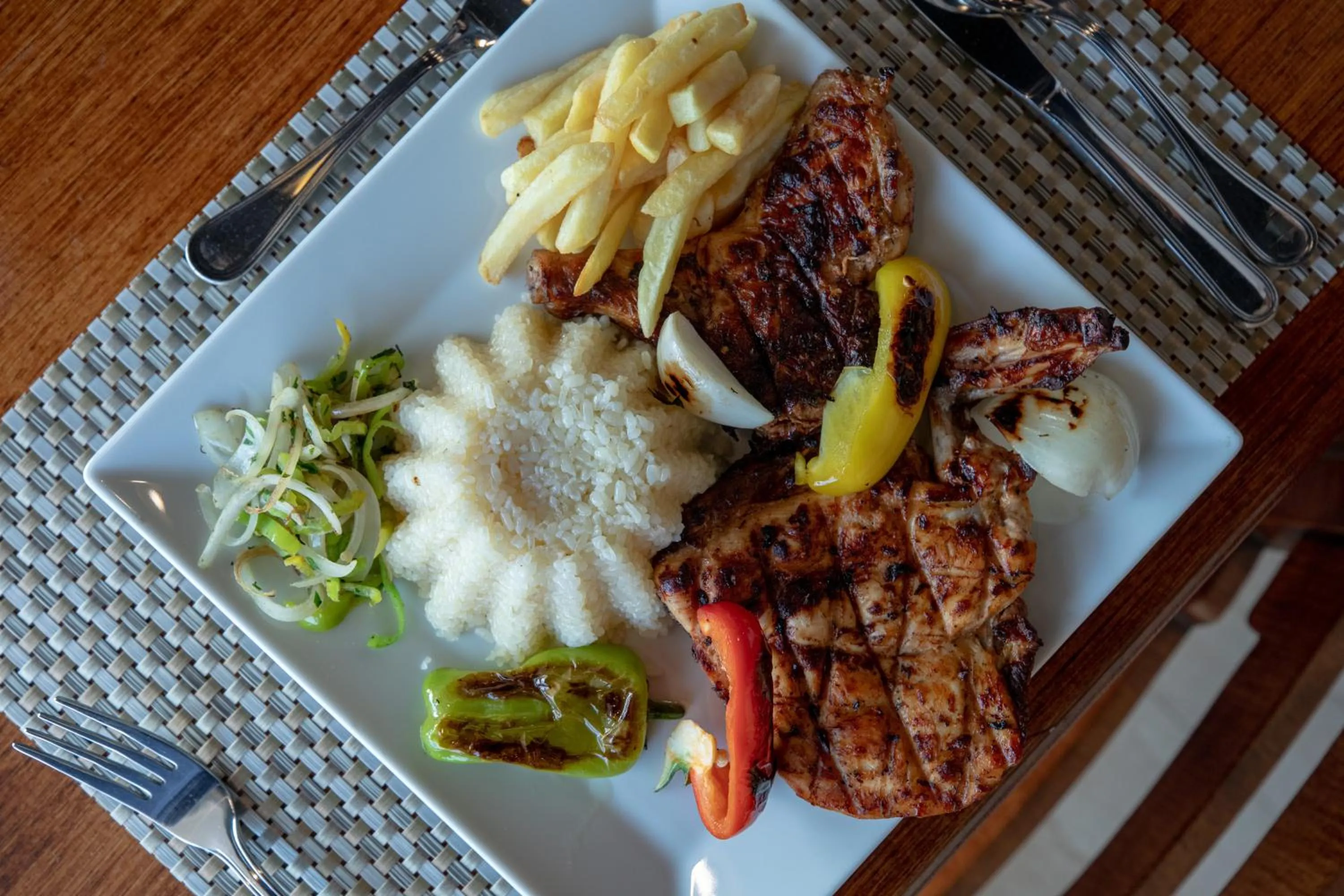 Restaurant/places to eat in The Muse Pyramids INN